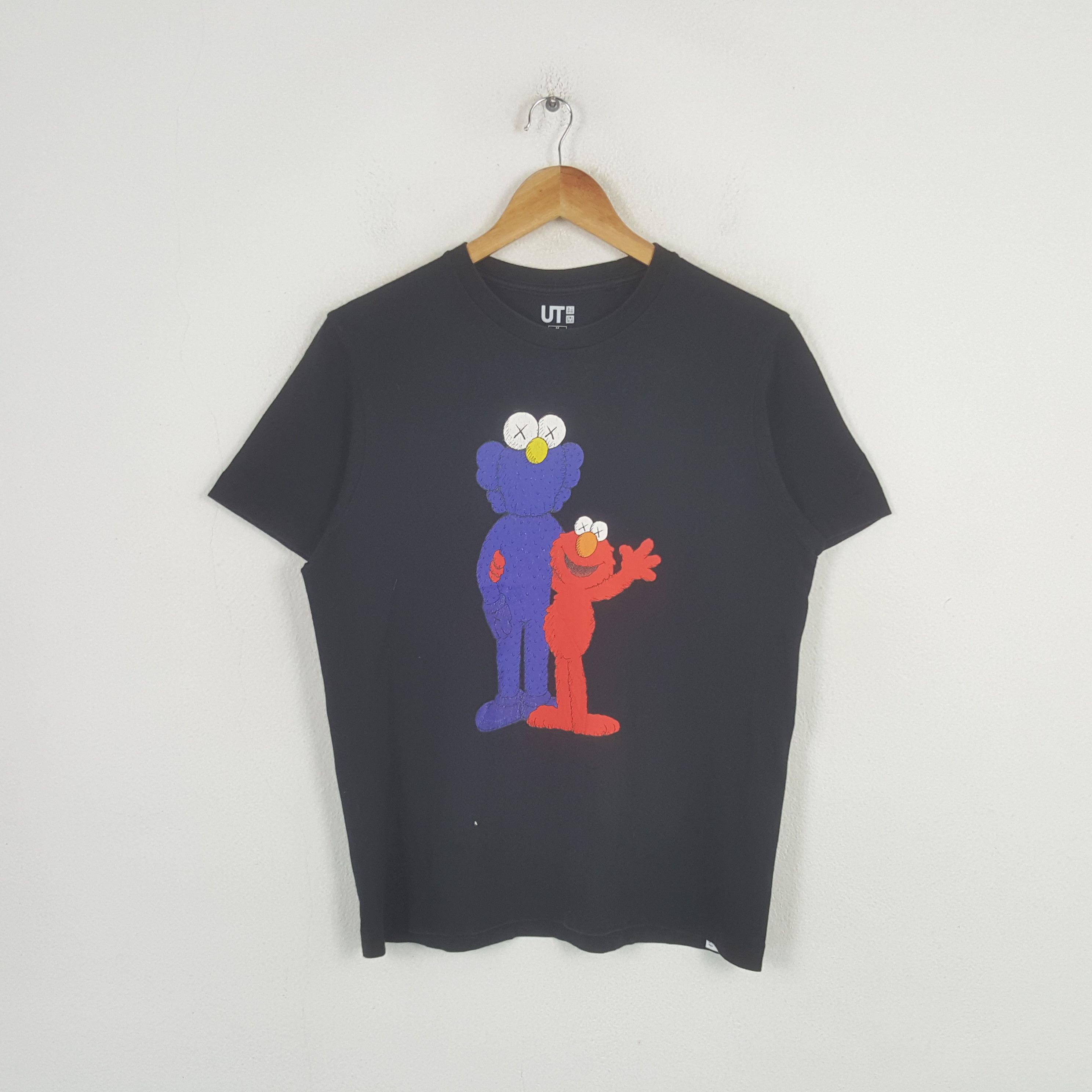 Kaws Vintage Kaws Sesame Street X Uniqlo Cartoon Tshirt RR18 Size US M / EU 48-50 / 2 - 1 Thumbnail