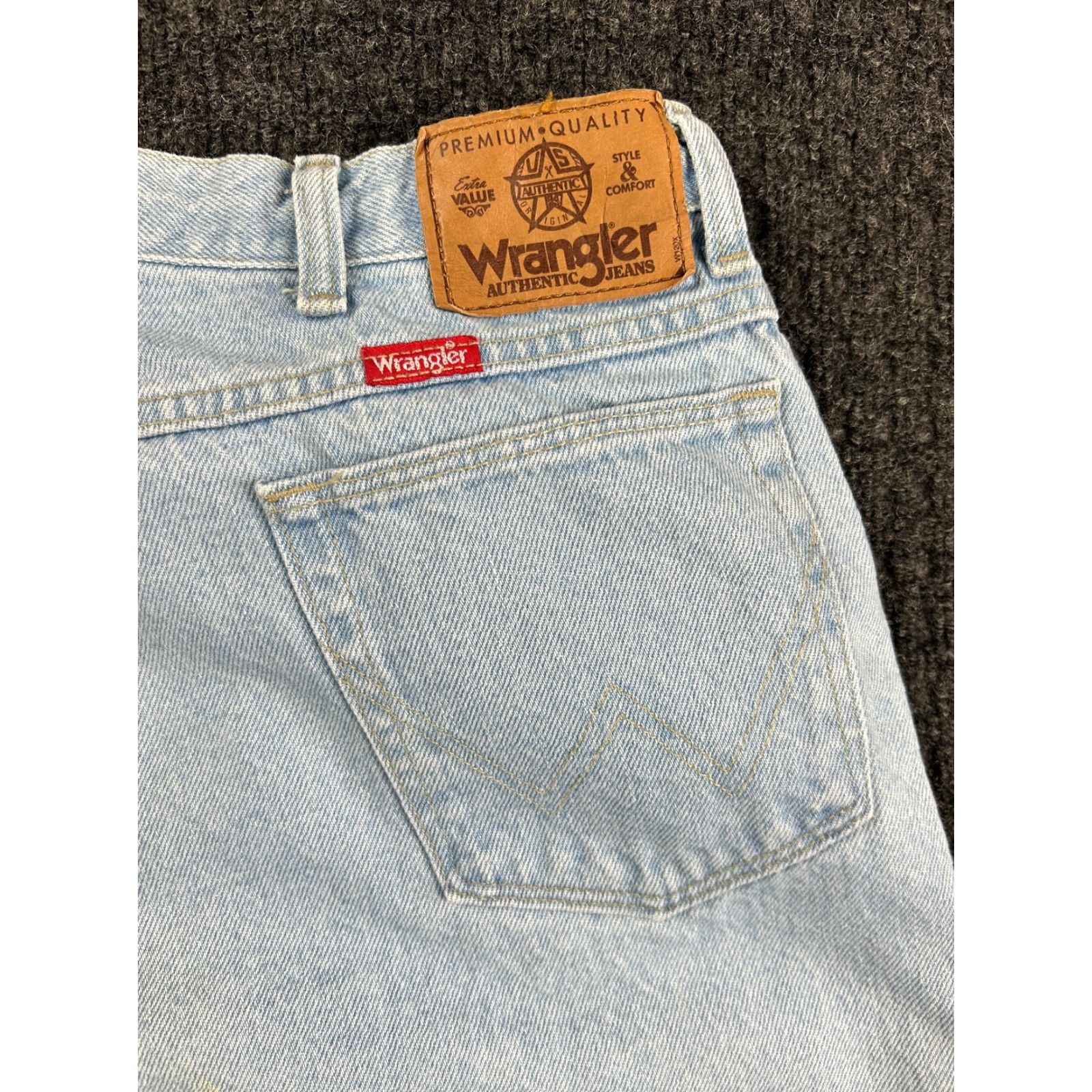 Wrangler VINTAGE Wrangler Jeans 36 x 34 Light Wash USA 96501 Cowboy Rodeo Western Straight Mens 5-Pocket Denim Blue Cotton Jeans Wrangler 96501LW Size US 36 / EU 52 - 4 Thumbnail