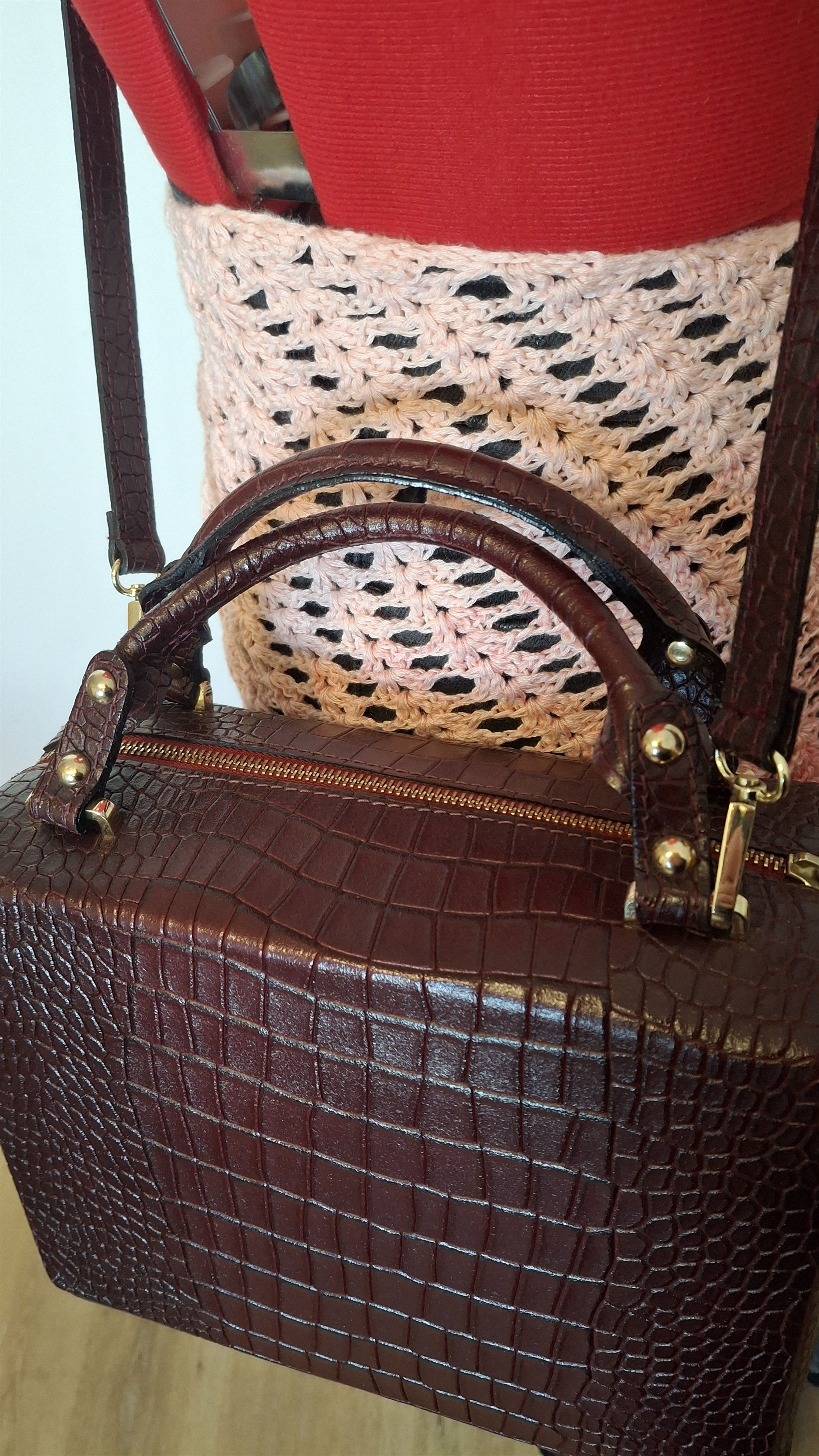 Vintage Avant-Garde Burgundy Croc Doctor Bag: Pristine Y2K Size ONE SIZE - 8 Thumbnail