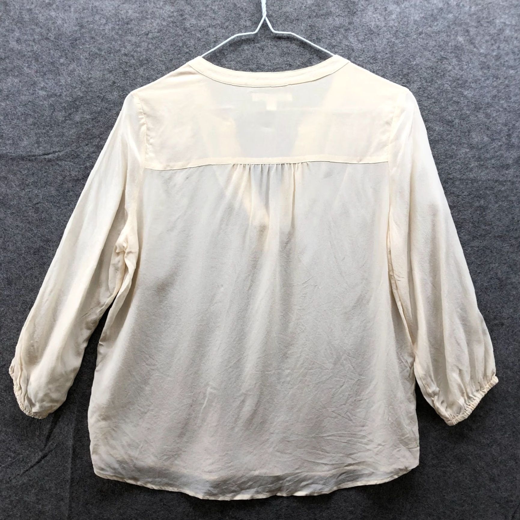 Uniqlo Uniqlo Blouse Women XS Ivory 3/4 Sleeve V-Neck Popover Lightweight Silky Casual Shirt Womens XS Size XS / US 0-2 / IT 36-38 - 2 Thumbnail