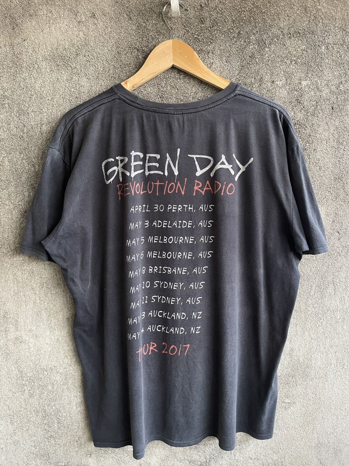 Band Tees Vintage💢GREEN DAY💢REVOLUTION RADIO TOUR 2017 Sun Faded Tee Size US XL / EU 56 / 4 - 2 Thumbnail
