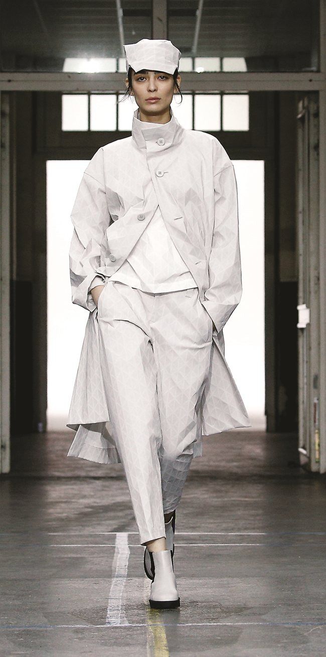 Issey Miyake Issey Miyake 1 Size Gray Blink Coat Bao Style Japan XS-S Size S / US 4 / IT 40 - 2 Thumbnail