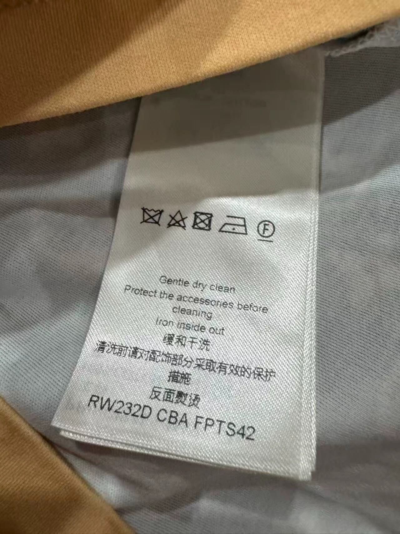 Louis Vuitton LV Short Sleeve T-Shirt S Like New Size S / US 4 / IT 40 - 3 Thumbnail