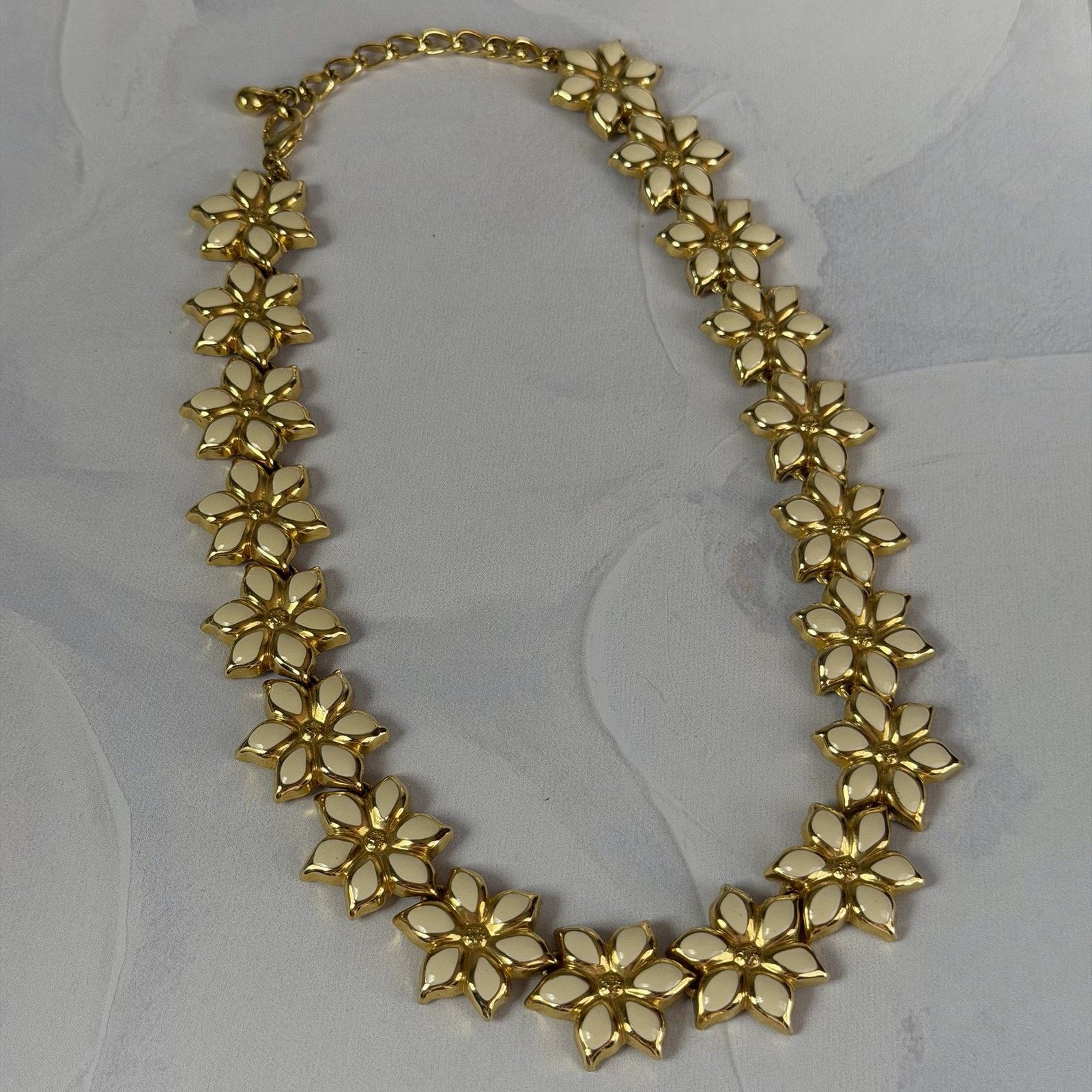 Other Lovely VTG 1980 17" Gold-Tone & Cream Enamel Flower Necklace Size ONE SIZE - 5 Thumbnail
