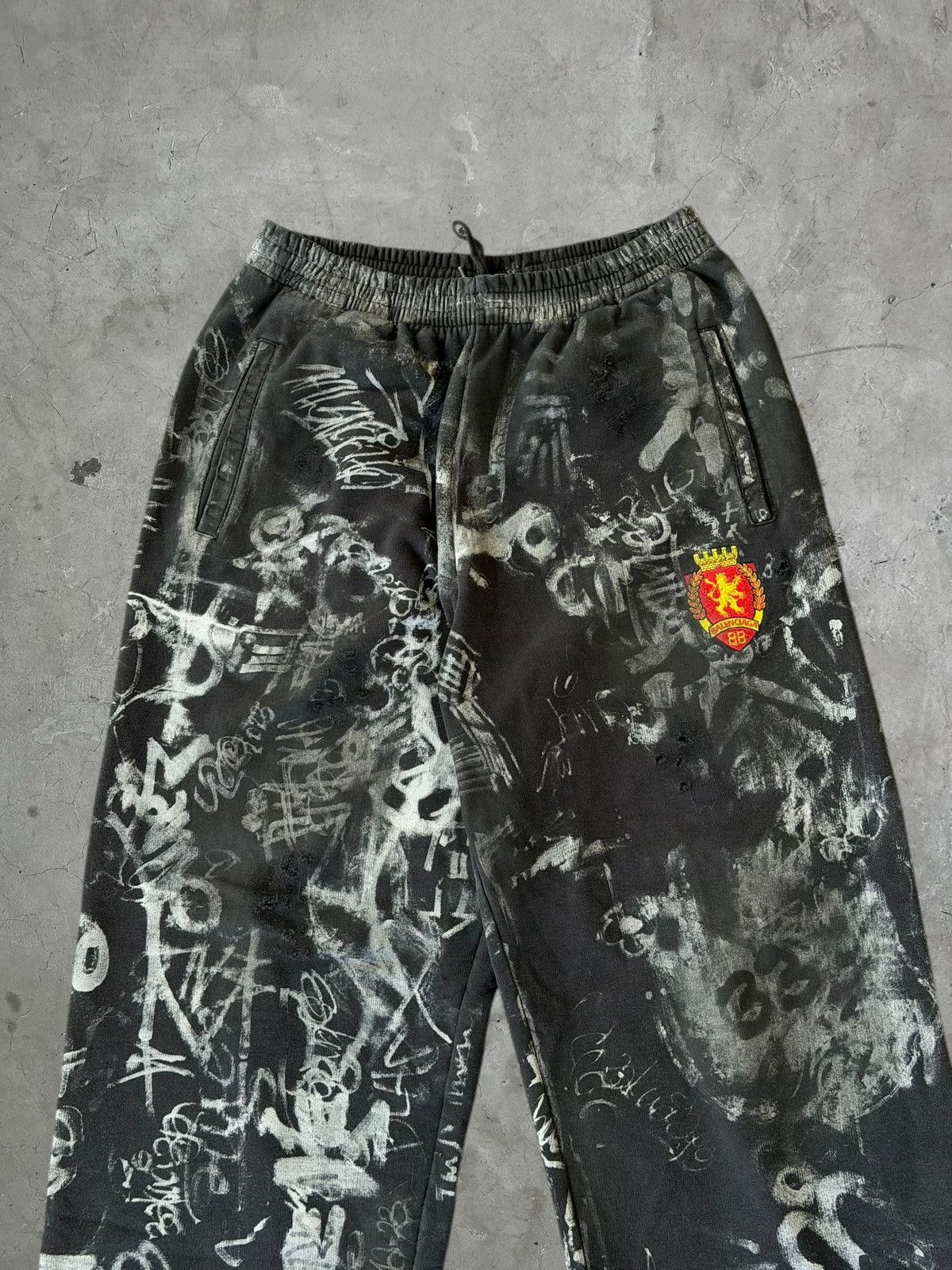 Balenciaga Balenciaga Graffiti Skater Sweatpants Size US 34 / EU 50 - 4 Thumbnail