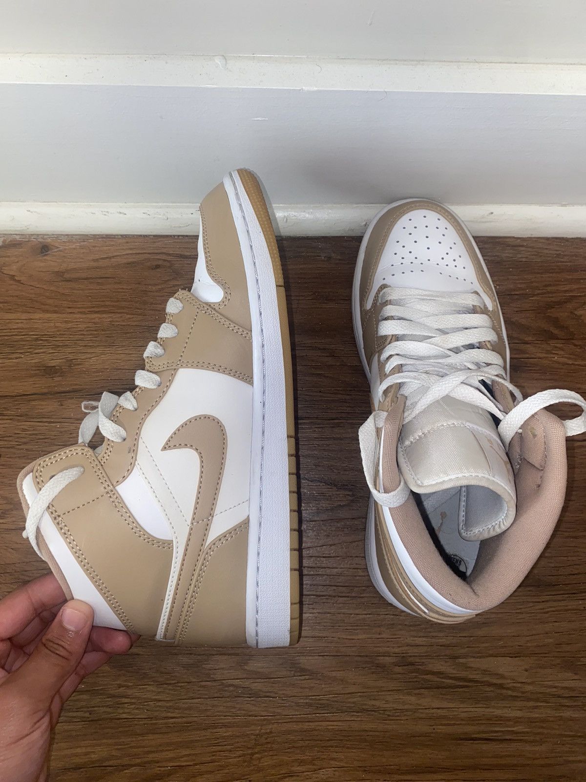 Jordan Brand Air Jordan 1s Mid Tan Gum Bottom Size US 8 / EU 41 - 13 Thumbnail