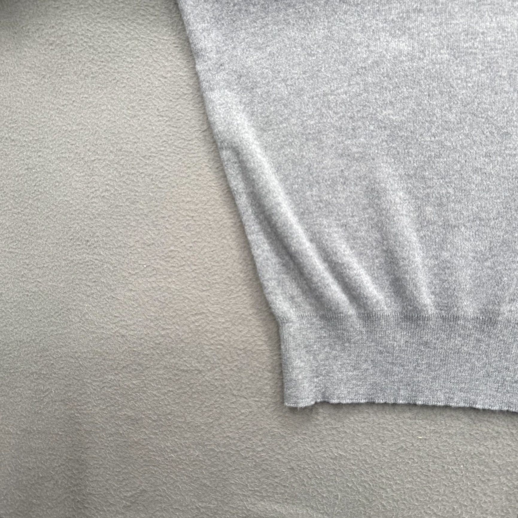 Izod VINTAGE IZOD Sweater Mens Medium Gray V-Neck Pullover Crest Made in USA 90s Size US M / EU 48-50 / 2 - 6 Thumbnail