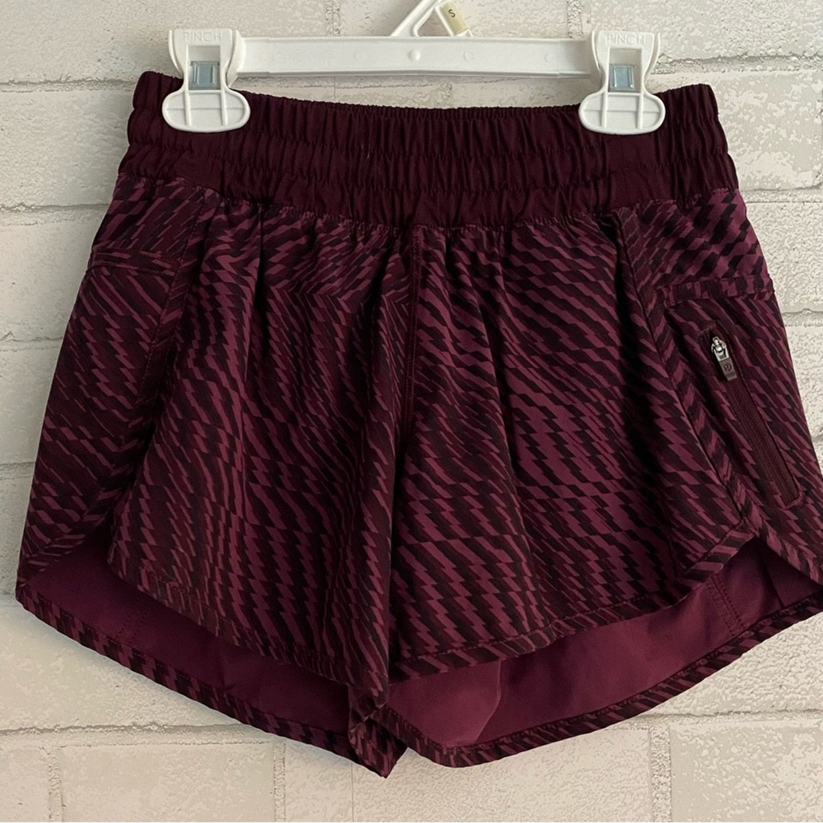 Lululemon Lululemon Tracker Short III Stretch Bordeaux Drama 4 EUC Size 24" / US 00 / IT 34 - 2 Thumbnail