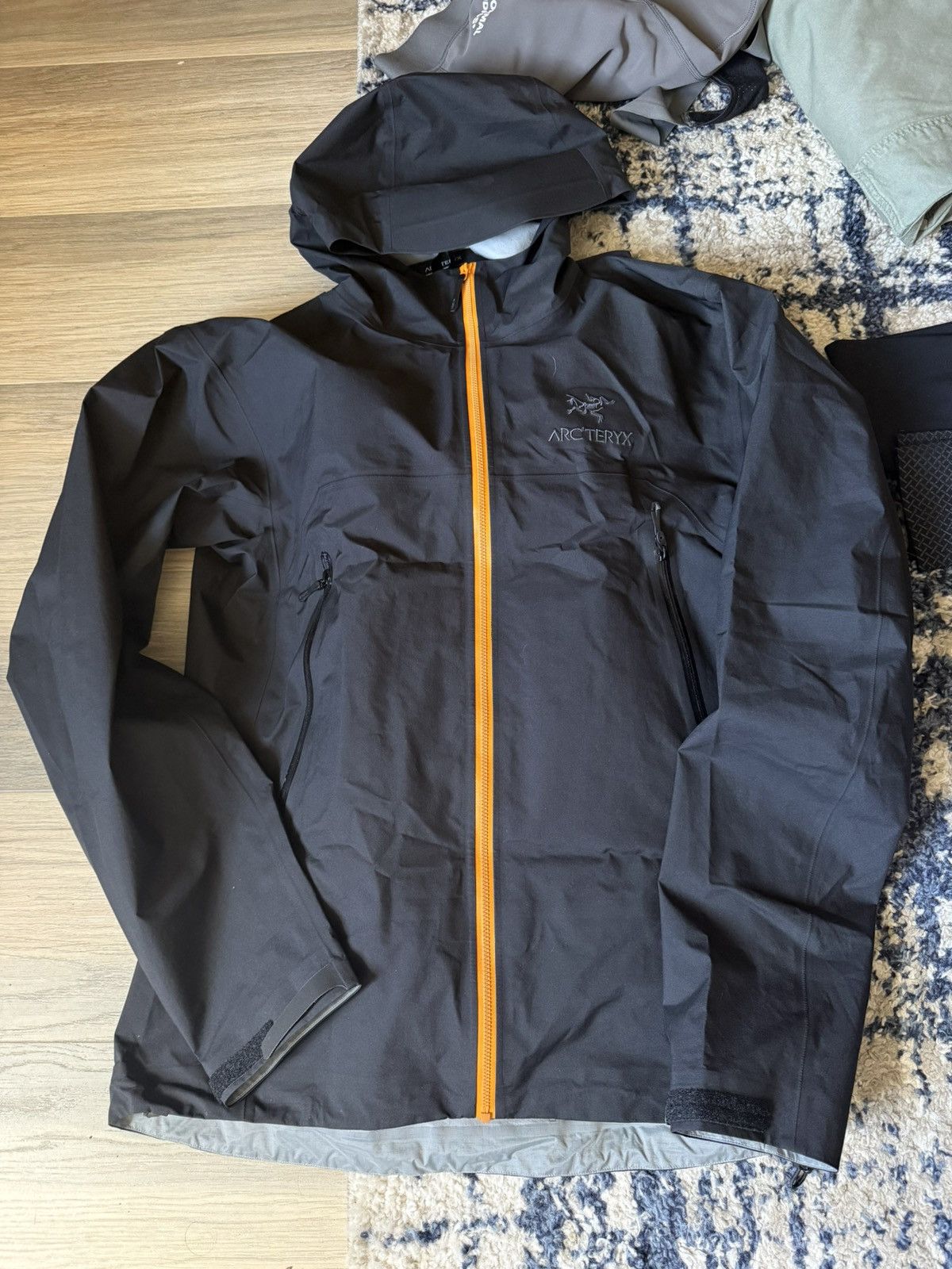 Arc'teryx Arc’teryx Beta Jacket Black/Gold 2022 Size US M / EU 48-50 / 2 - 1 Thumbnail