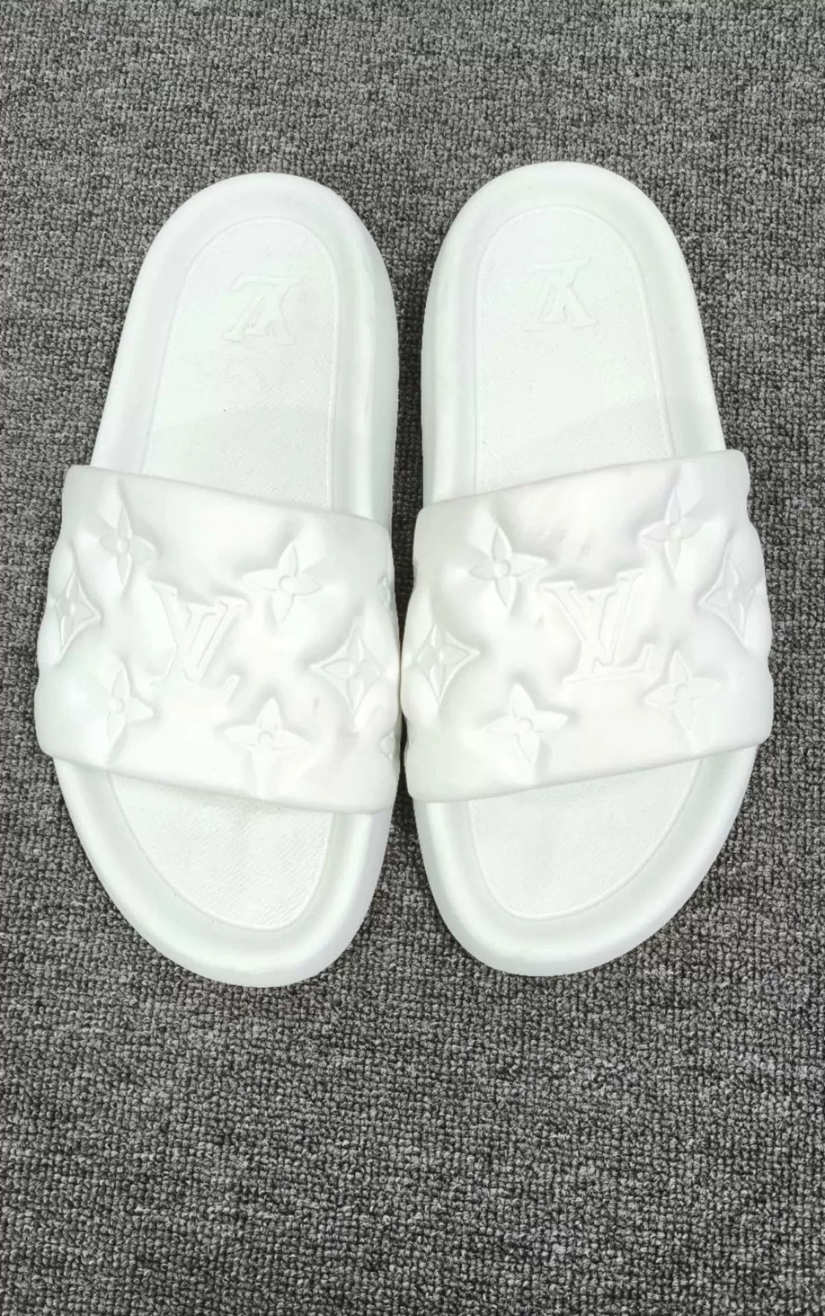 Louis Vuitton LV white embossed logo slipper size 42 Size US 9 / EU 42 - 2 Thumbnail