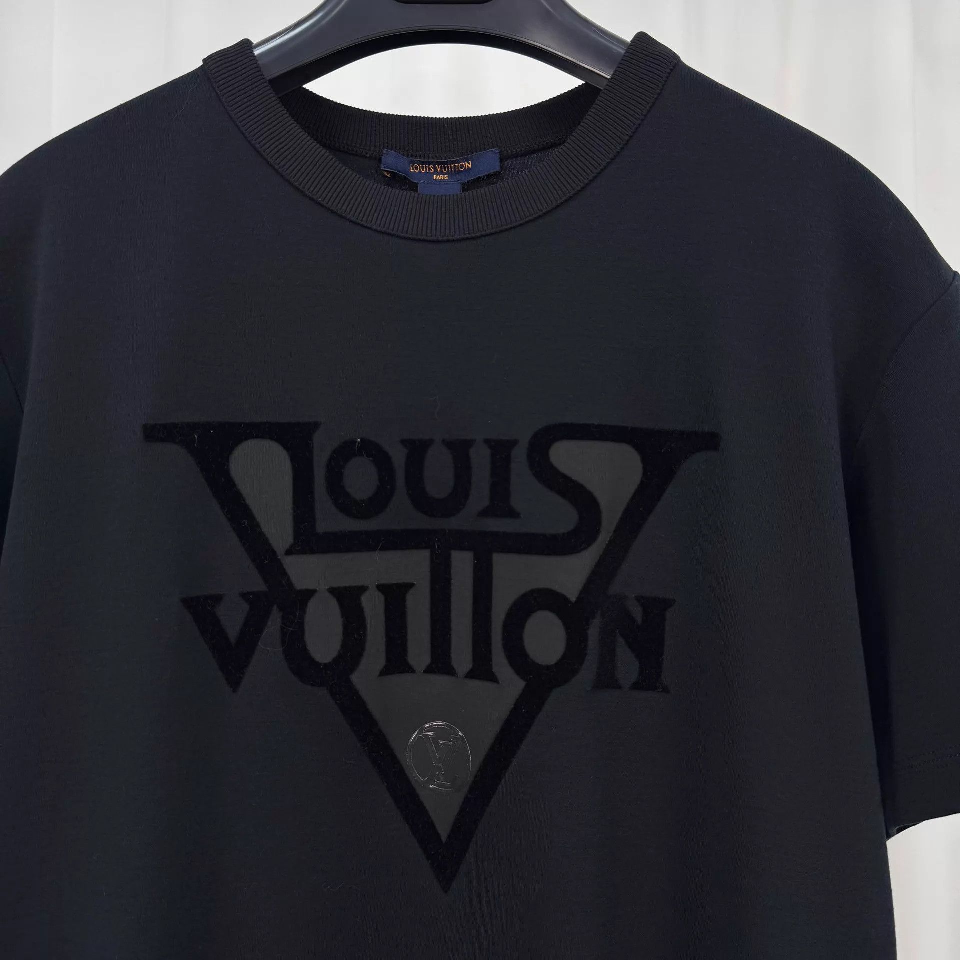 Louis Vuitton Louis Vuitton Flocked Letter Short Sleeve L (99 New) Size L / US 10 / IT 46 - 3 Thumbnail