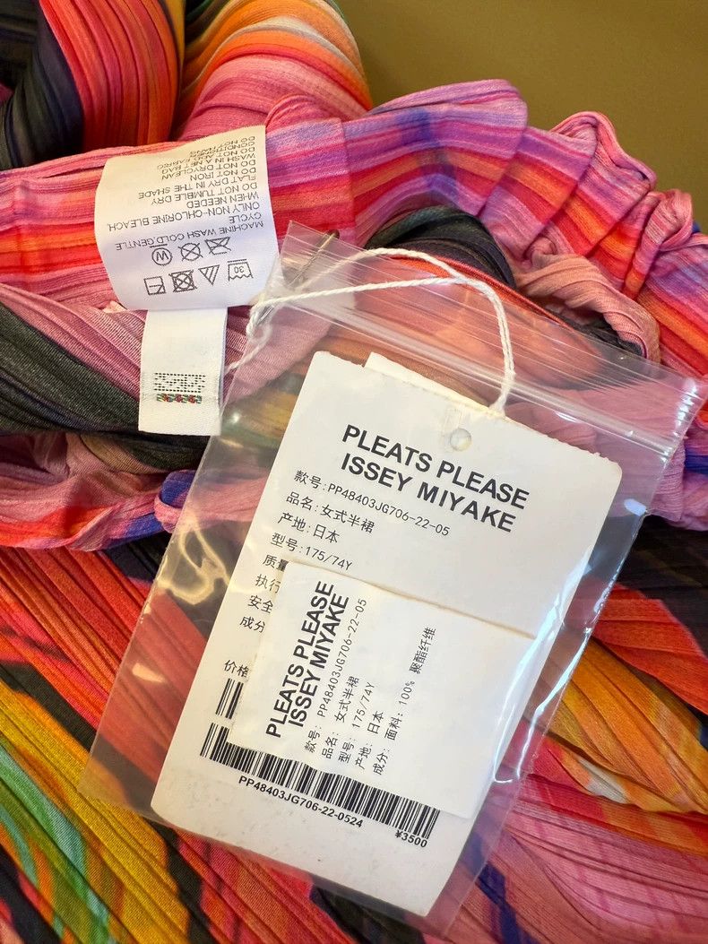 Issey Miyake Issey Miyake size:5 Rainbow horizontal stripe half skirt Size 31" - 4 Thumbnail