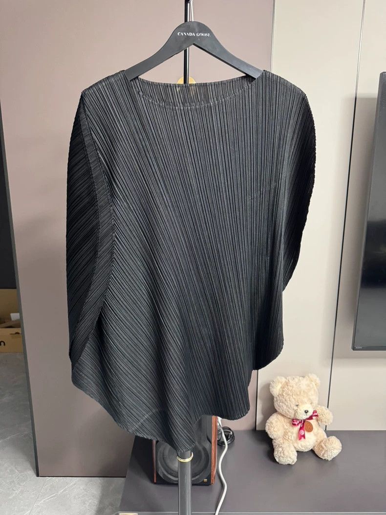 Issey Miyake Issey Miyake size:3 Black pleated round top Size S / US 4 / IT 40 - 1 Thumbnail