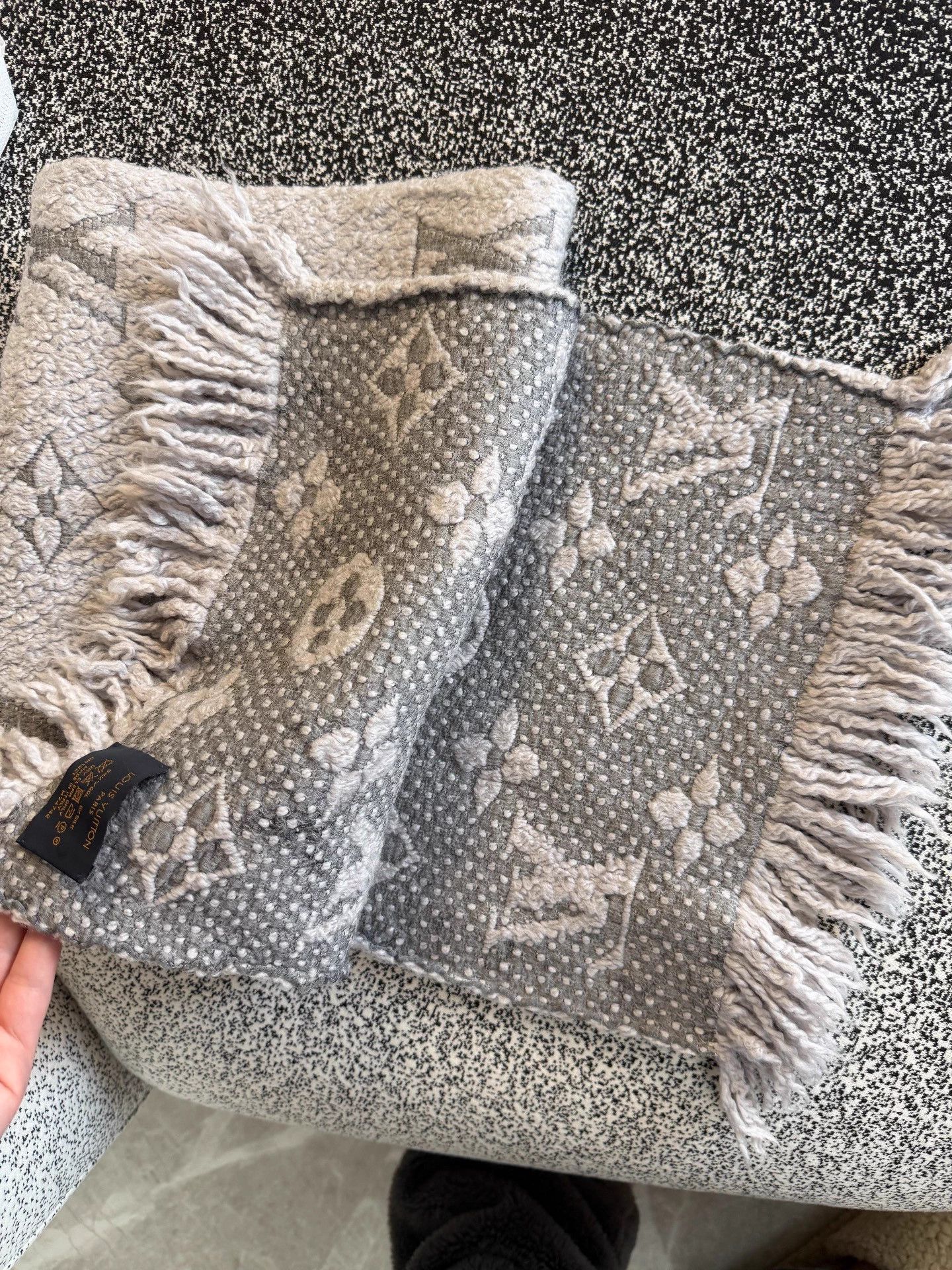 Louis Vuitton Louis Vuitton all over print gray scarf Size ONE SIZE - 5 Thumbnail