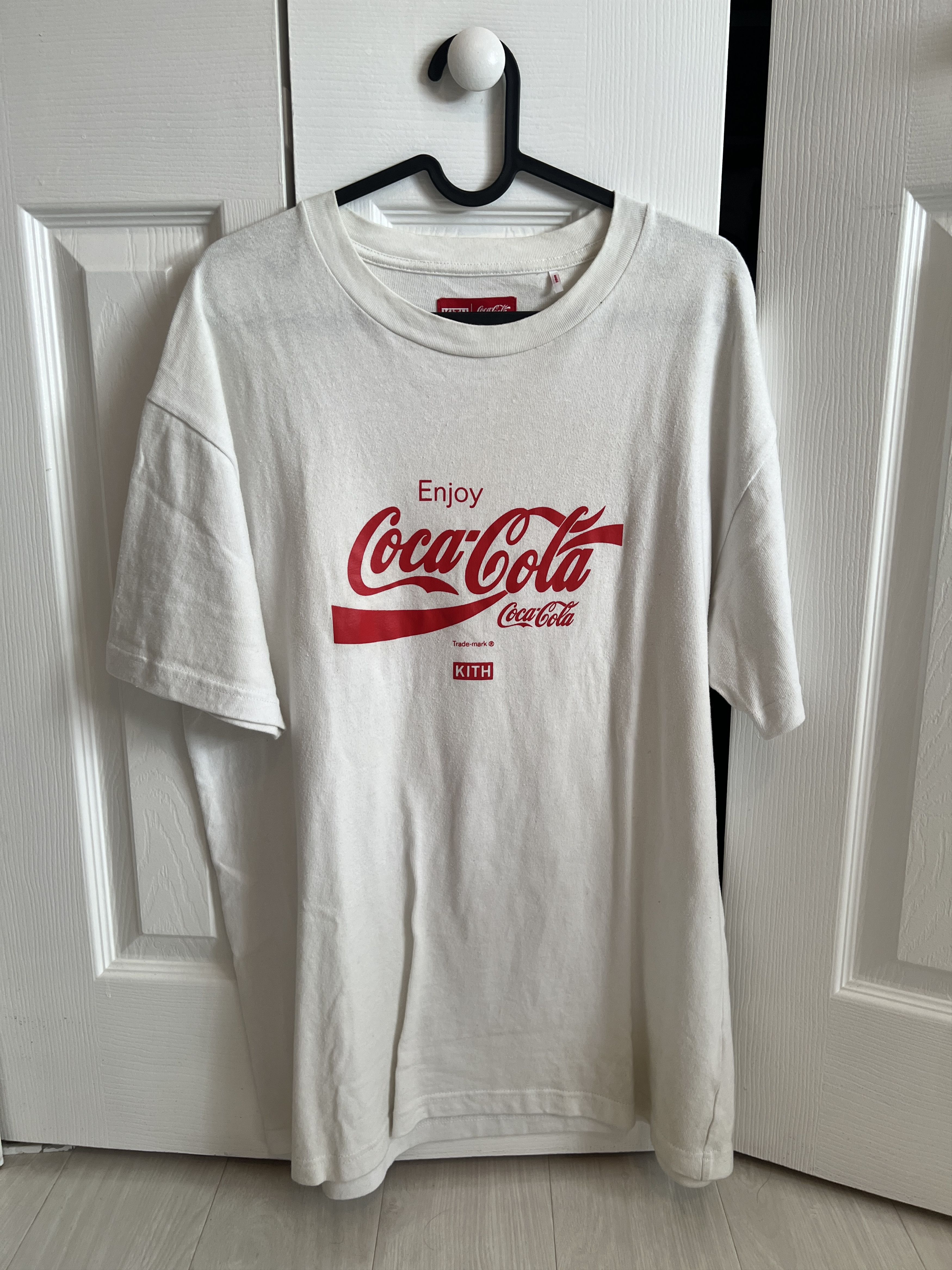 Kith KITH x Coca-Cola - 2016 - International Logos tee - M Size US M / EU 48-50 / 2 - 1 Thumbnail