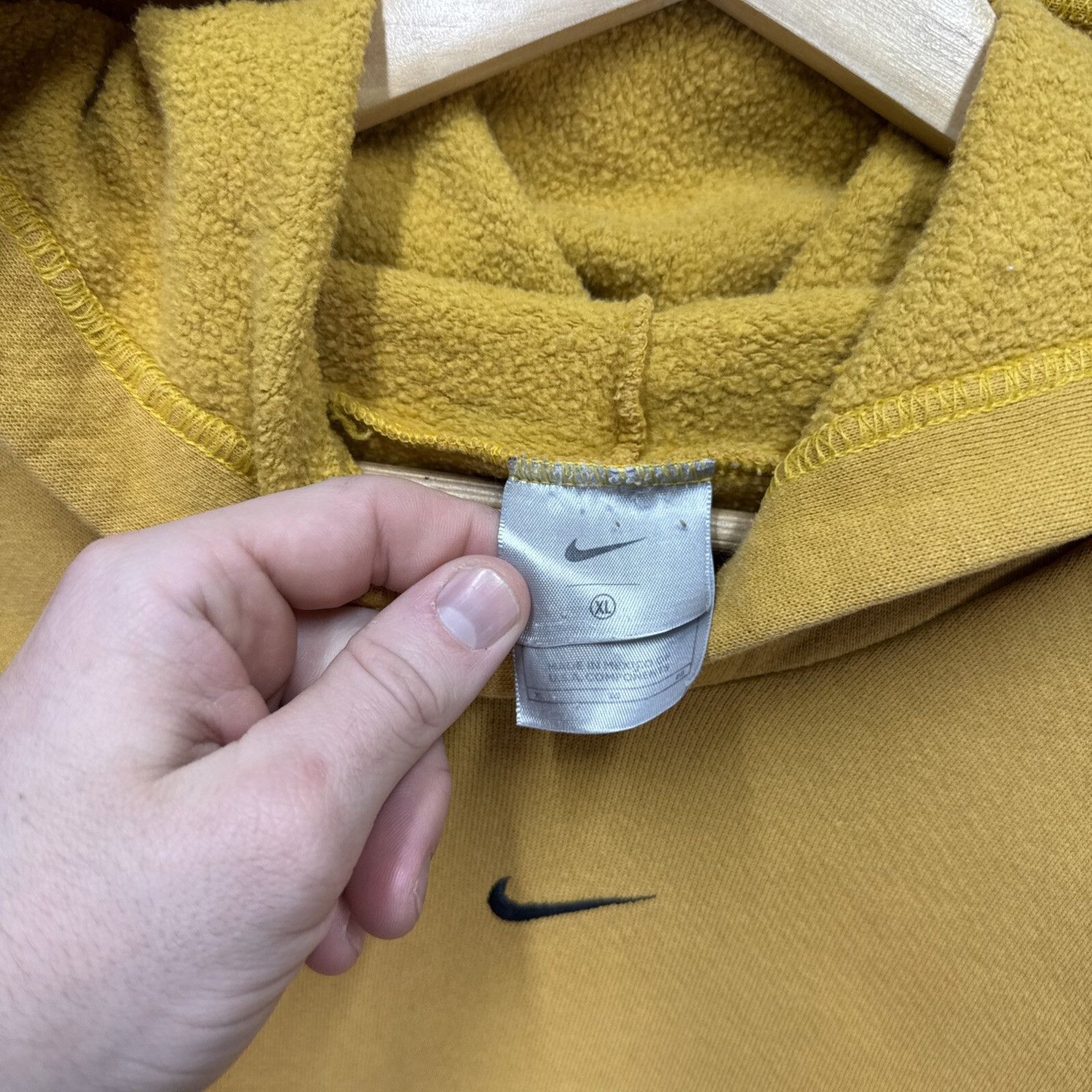 Nike Vintage Nike Hoodie Mens XL Yellow Center Swoosh Skate Grung Size US XL / EU 56 / 4 - 5 Thumbnail