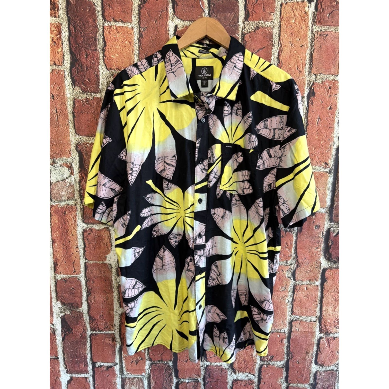 Volcom Volcom Mens Button-Up Hawaiian Shirt 2XL Floral Pattern Classic Fit Size US XXL / EU 58 / 5 - 2 Thumbnail