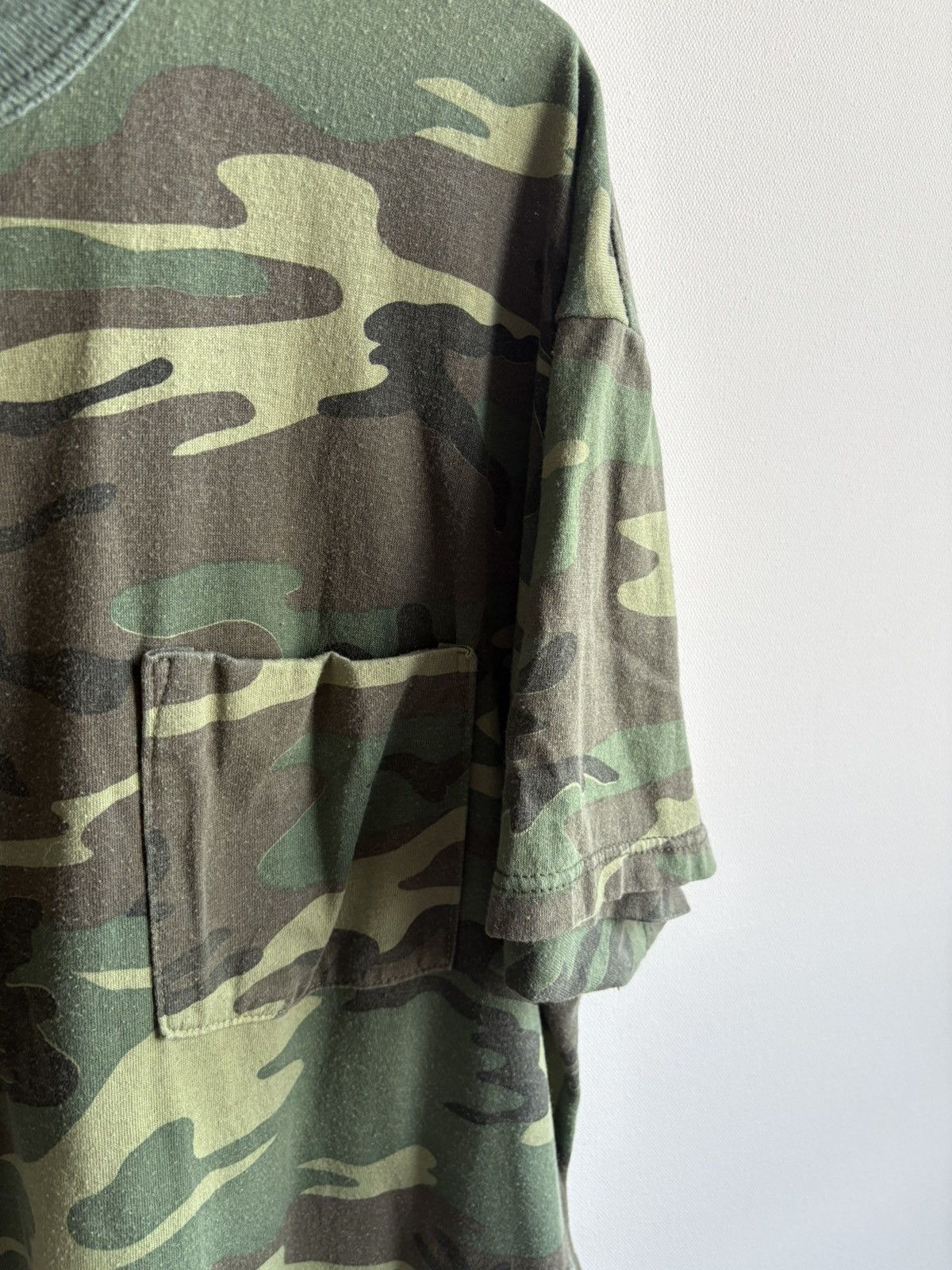 Vintage Vintage Streetwear 90s Faded Camo Gun Store T-shirt Size US L / EU 52-54 / 3 - 6 Thumbnail