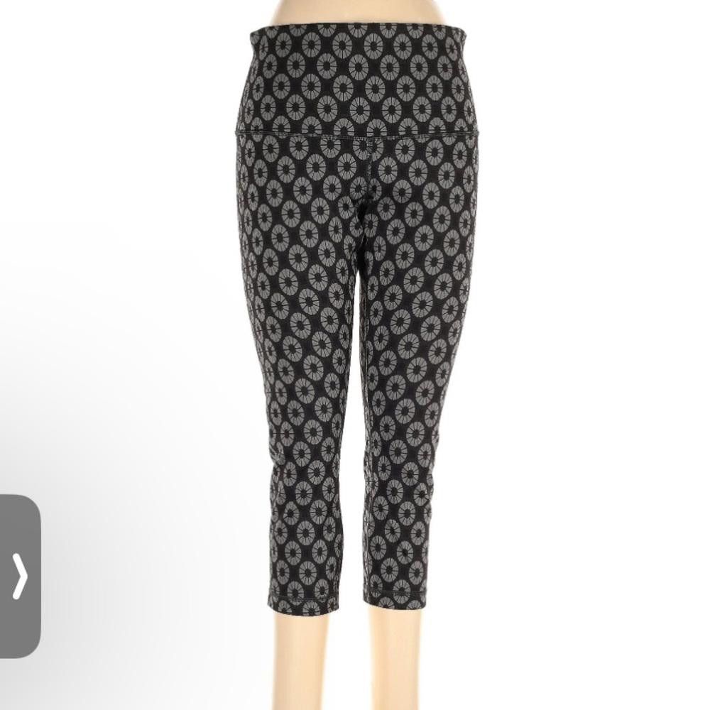 Lululemon Lululemon Black Patterned Cropped Leggings Size 30" / US 8 / IT 44 - 1 Thumbnail