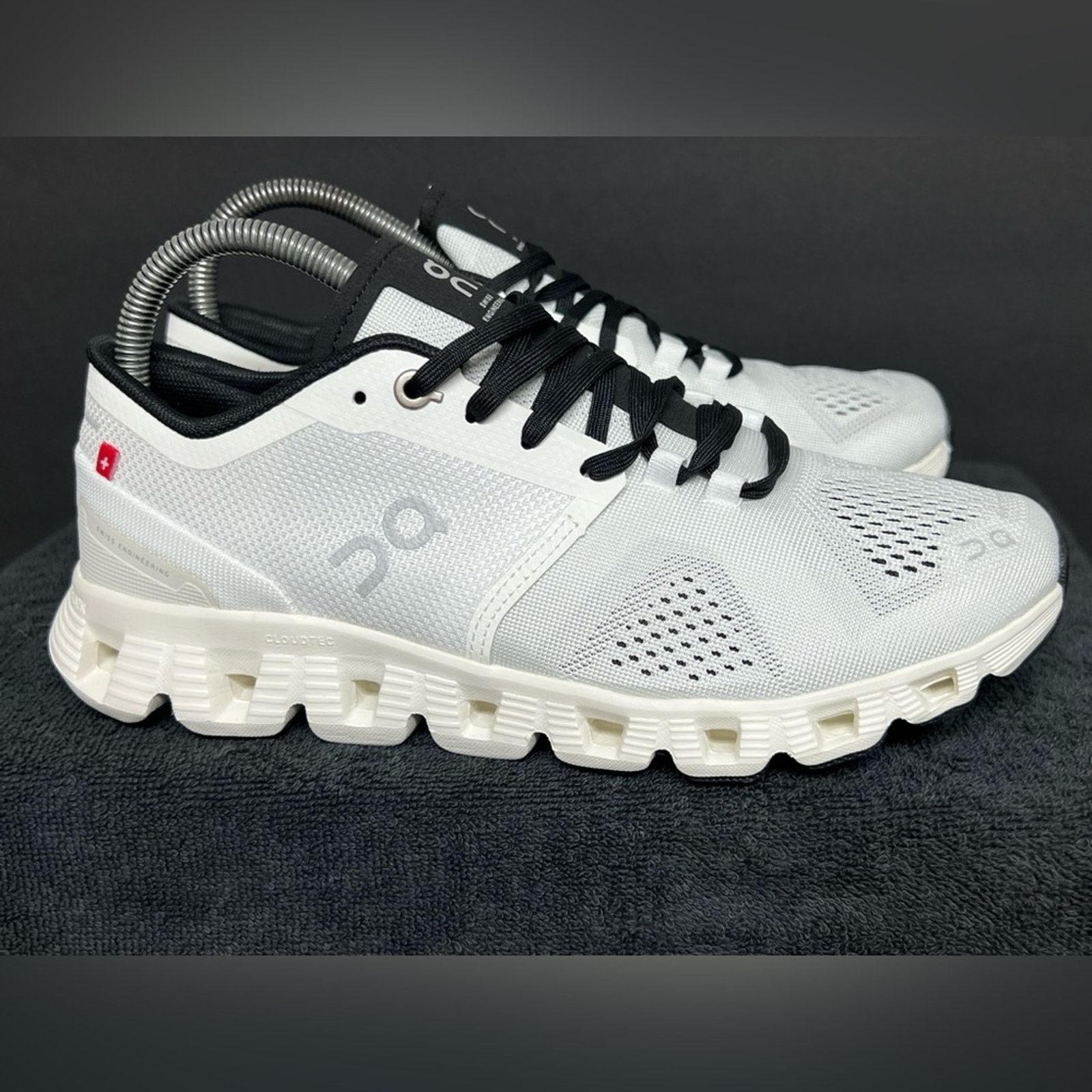 On On Cloud X Running Comfort Shoes White Black Women’s 8 NWOB Size US 8 / IT 38 - 3 Thumbnail
