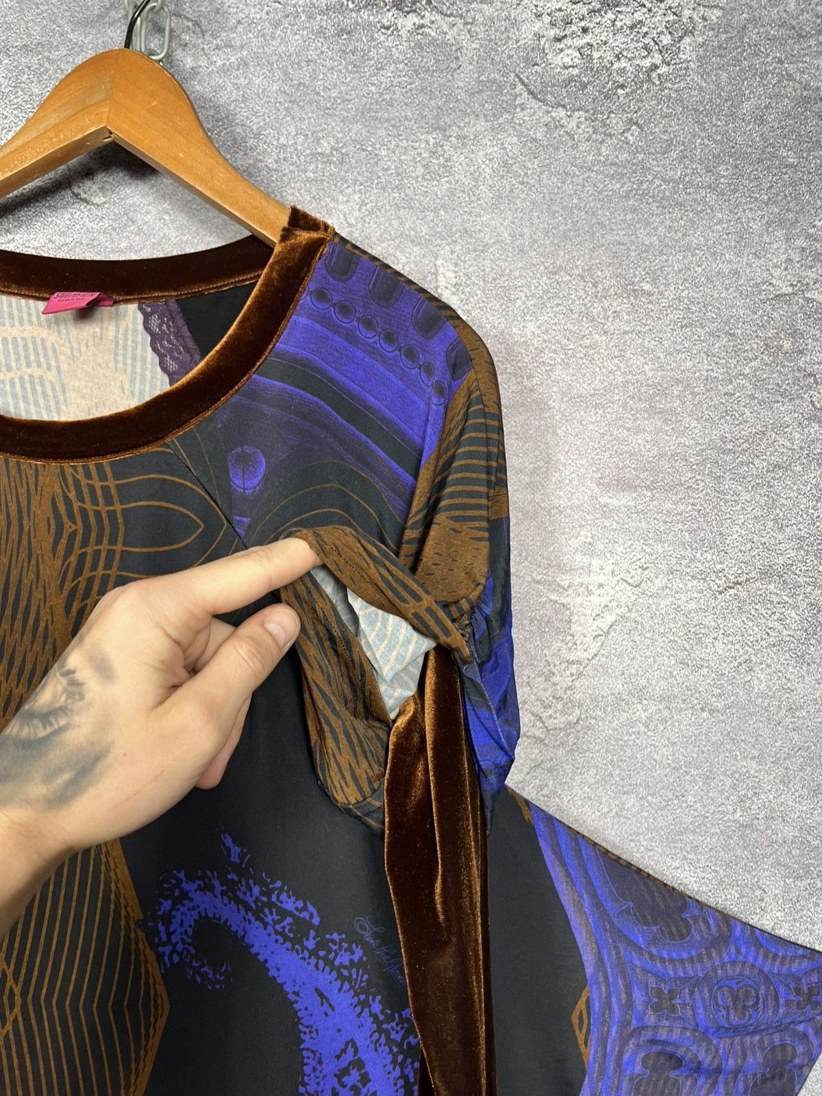 Desigual Save the Queen Asymmetric Velvet Sleeve Jumper Top Size XL / US 12-14 / IT 48-50 - 7 Thumbnail