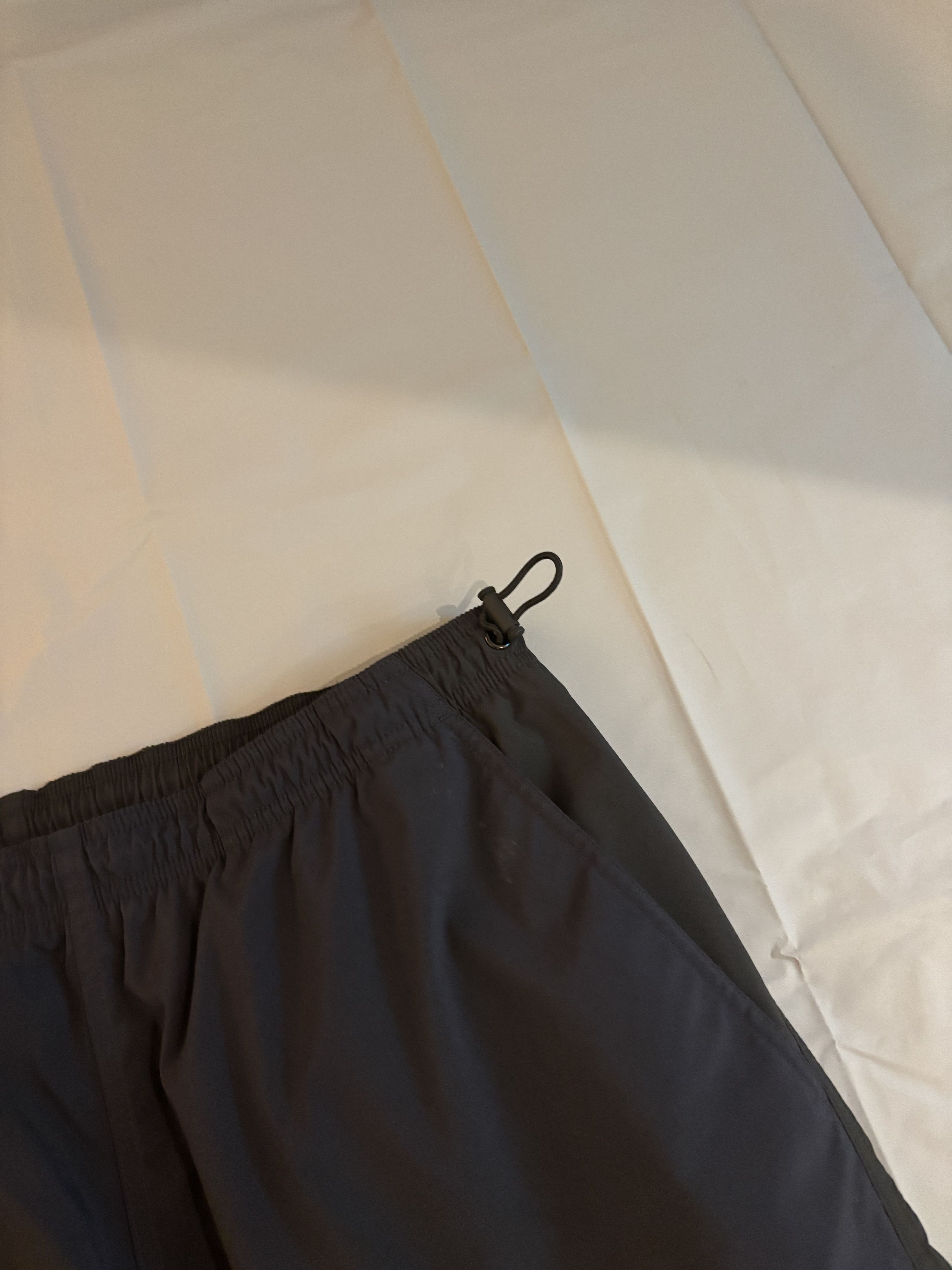 Burberry Pantalon jogging cargo Burberry noir en tbe Size US 32 / EU 48 - 10 Thumbnail