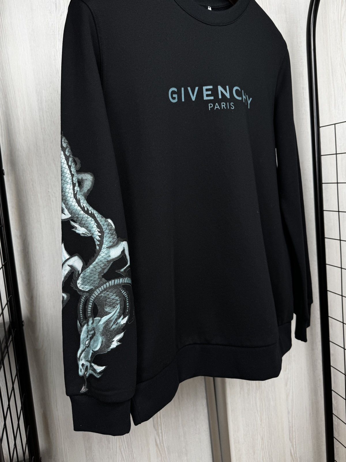 Givenchy GIVENCHY CAPRICORN DRAGON ARM CREW SWEAT size XXL Children Size US S / EU 44-46 / 1 - 4 Thumbnail