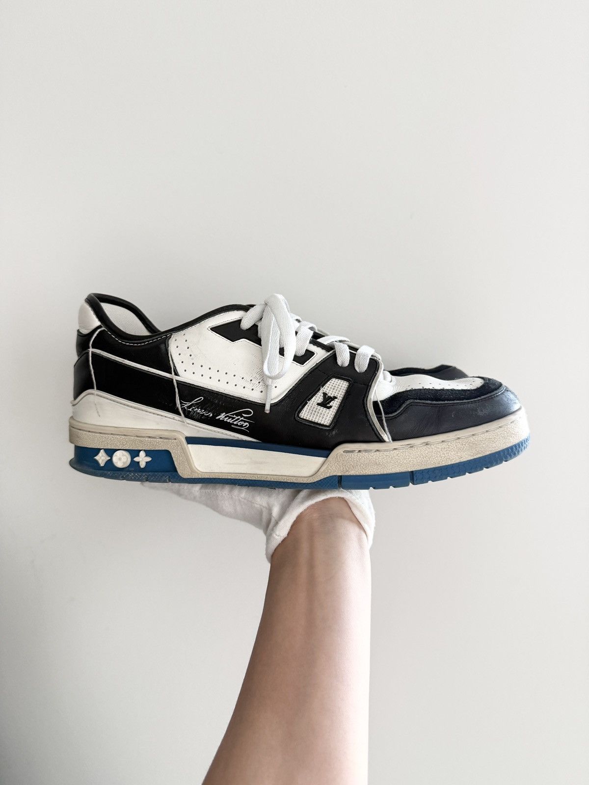 Louis Vuitton STEAL! Louis Vuitton Trainer Virgil Abloh White Black Blue Size US 8.5 / EU 41-42 - 1 Thumbnail
