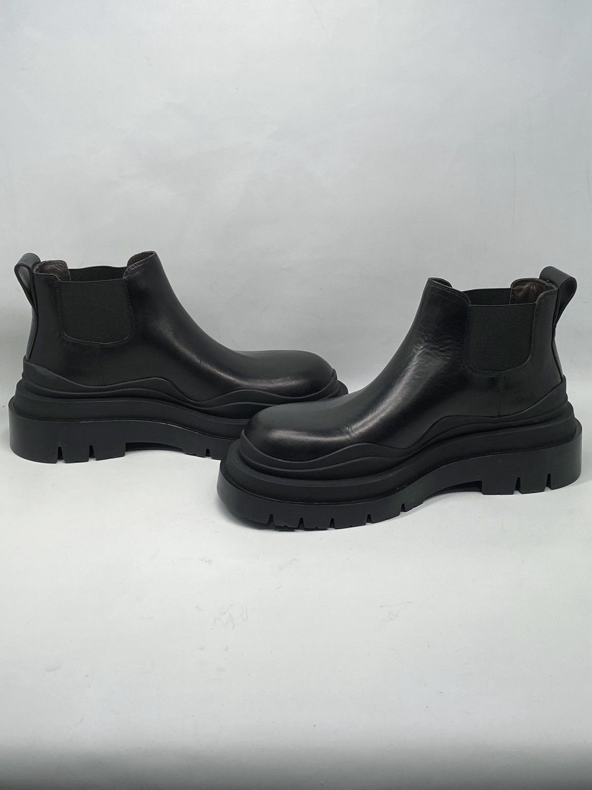 Bottega Veneta Bottega Veneta Tire Leather Chelsea Ankle Boots size 37.5 Size US 7.5 / IT 37.5 - 5 Thumbnail