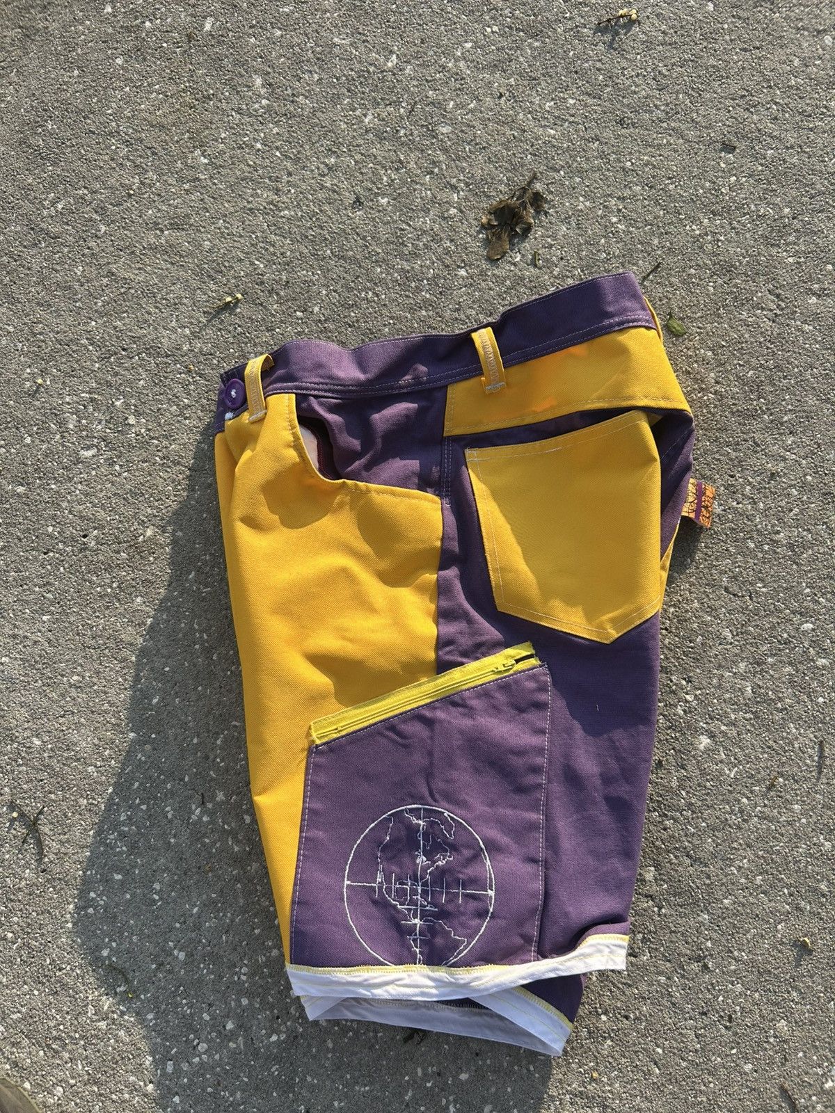 Other 1/1 Your World split color block lakers cargo shorts Size US 32 / EU 48 - 3 Thumbnail