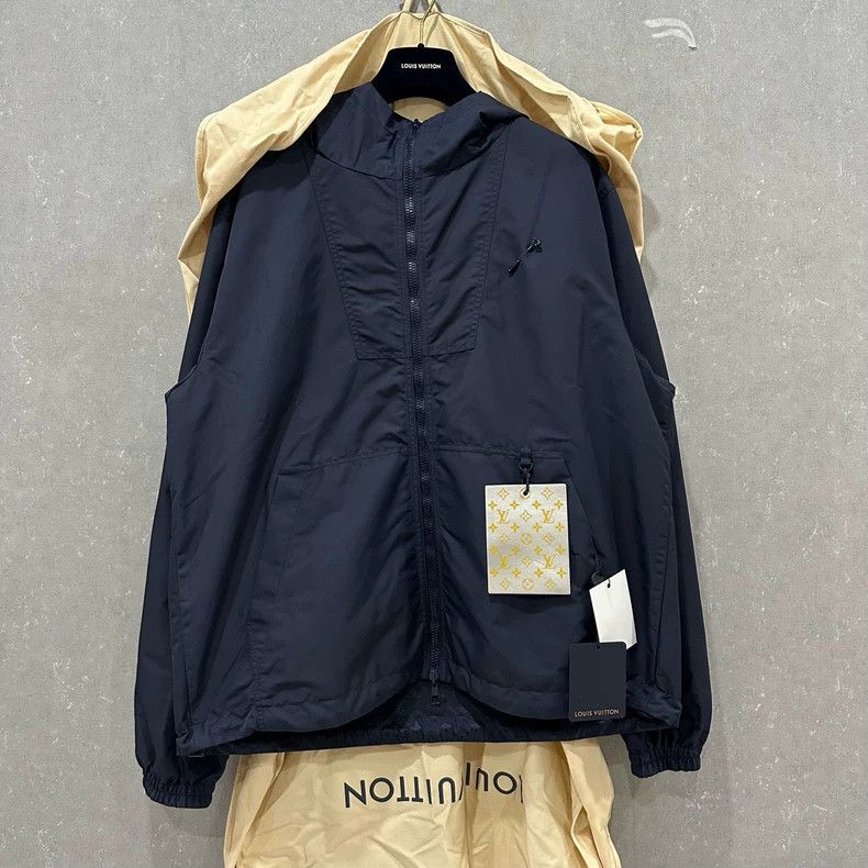 Louis Vuitton navy blue reversible Louis Vuitton windbreaker Size US L / EU 52-54 / 3 - 1 Thumbnail