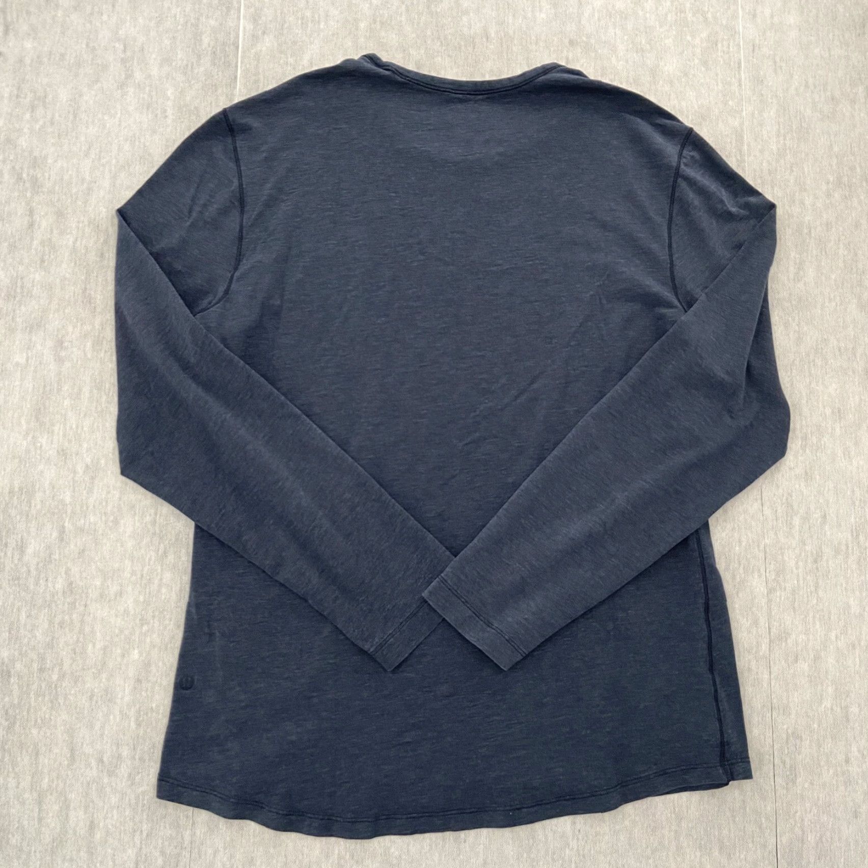 Lululemon VINTAGE Lululemon Mens Long Sleeve Shirt Adult Large Blue Athleisure Gym Casual Logo 90s Size US L / EU 52-54 / 3 - 2 Thumbnail