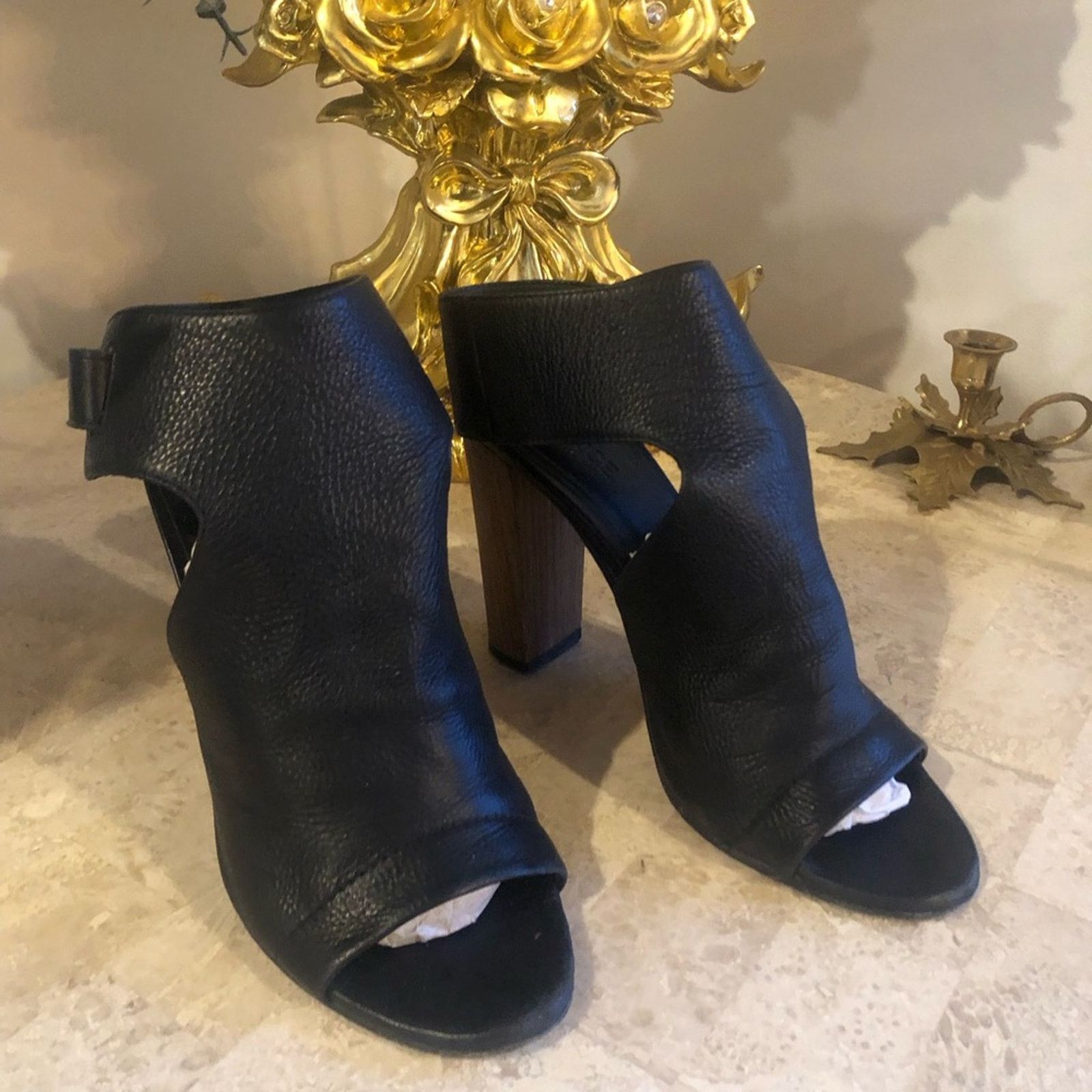 Vince Vince. Open heal leather strap thick heel Size US 7.5 / IT 37.5 - 9 Thumbnail