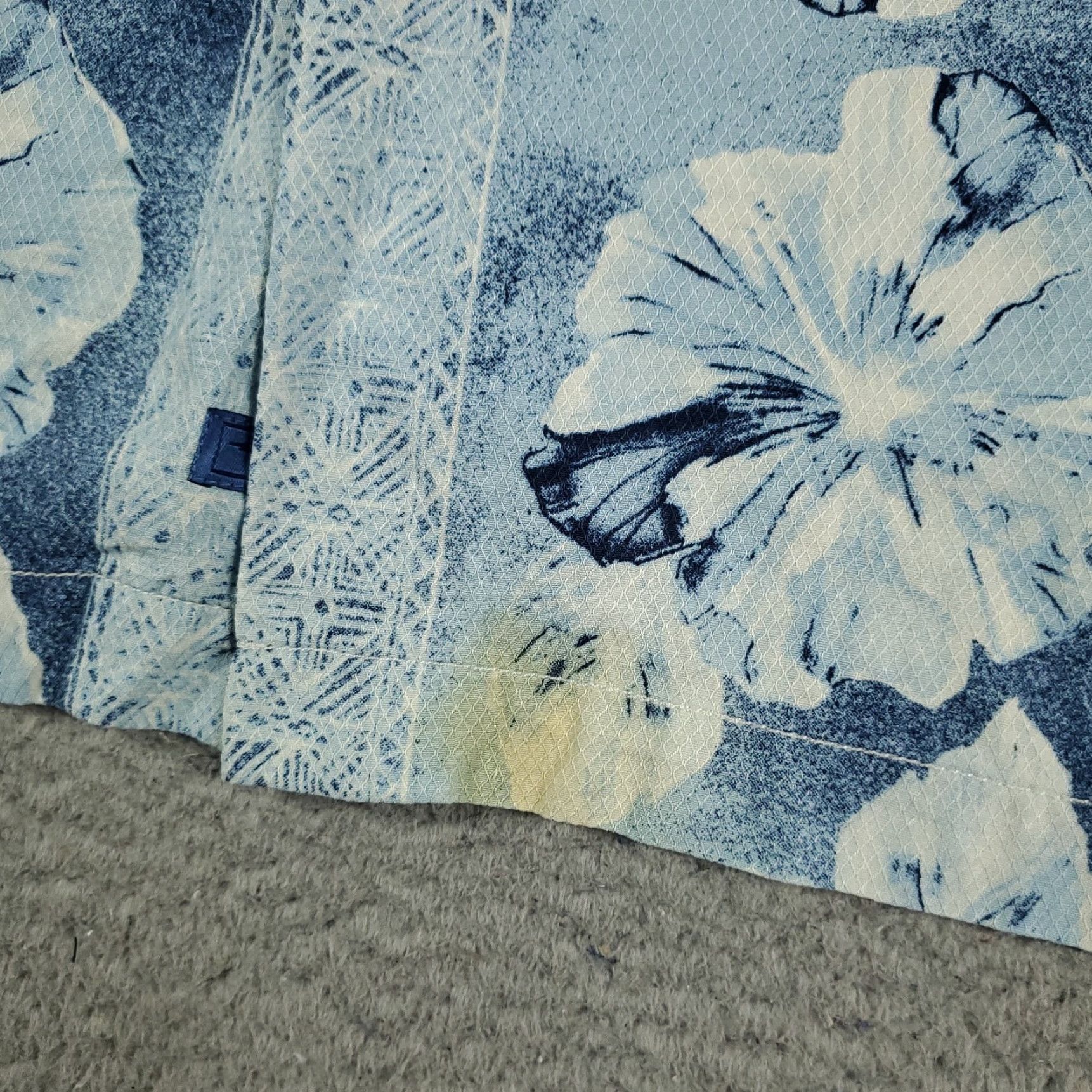 Tommy Bahama VINTAGE Tommy Bahama Shirt Men XL Blue Floral Hawaiian Button-Up Short Sleeve Silk Fabric Tropical Hawaiian Pattern 90s Concert Beach Branded Mens Size US XL / EU 56 / 4 - 3 Thumbnail