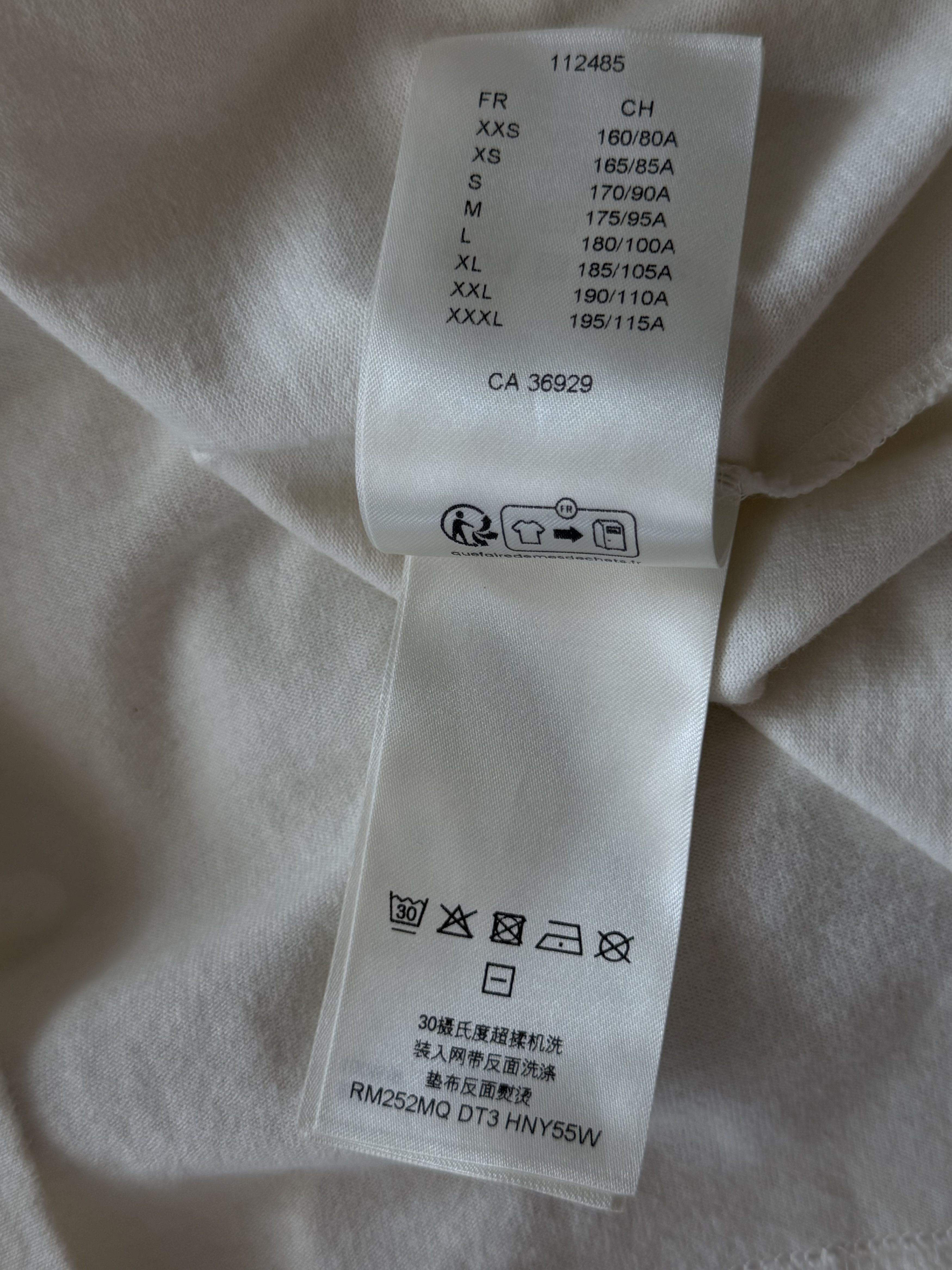 Louis Vuitton Louis Vuitton White Embossed Logo T-Shirt Size US XL / EU 56 / 4 - 6 Thumbnail