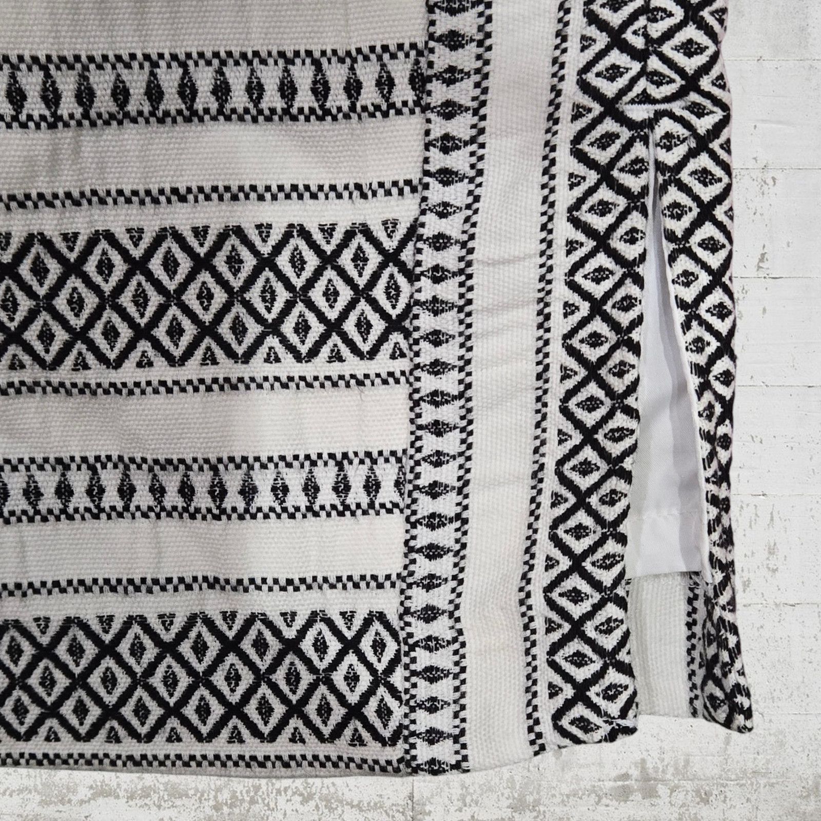 Loft LOFT White Black Aztec Bodycon Skirt Size 4 Size 27" / US 4 / IT 40 - 6 Thumbnail