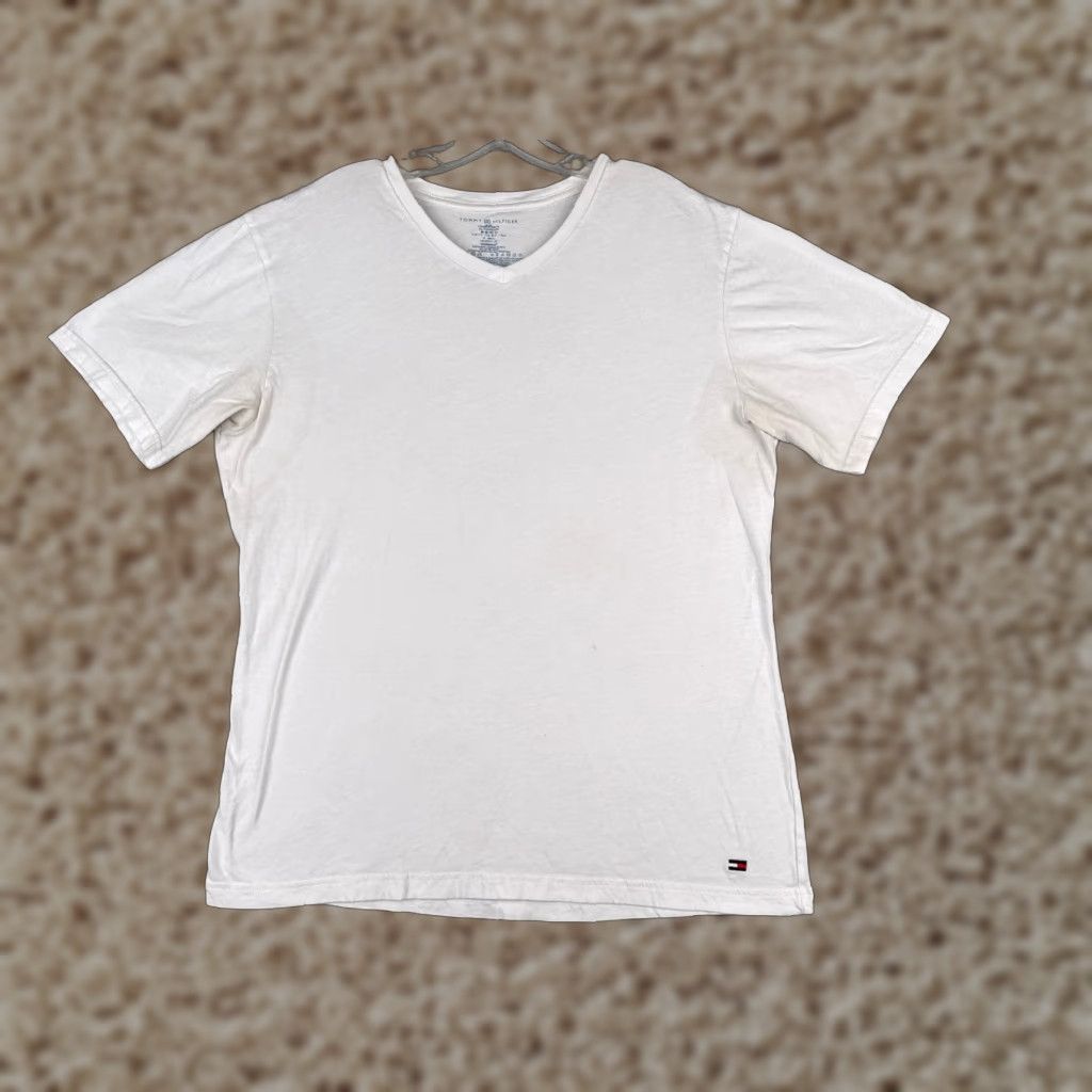 Tommy Hilfiger VINTAGE Tommy Hilfiger T-Shirt Women Adult XL White Casual Short Sleeve Cotton Summer Women's Size 40" / US 18 - 1 Thumbnail