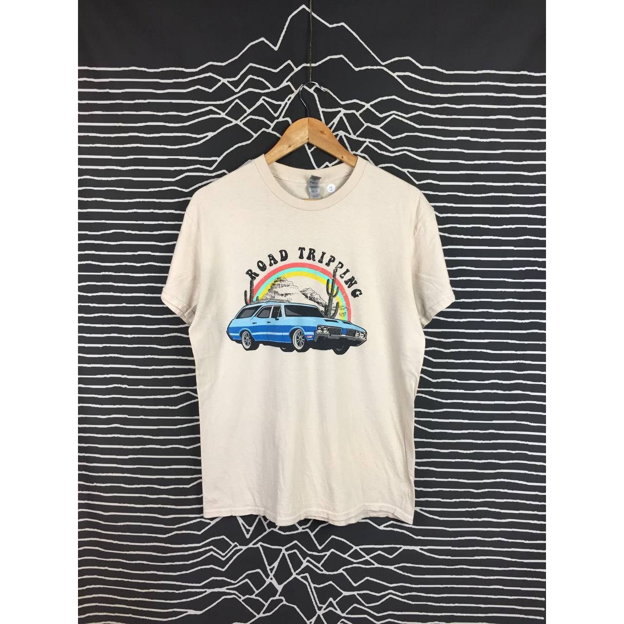 Gildan Gildan Heavy Cotton Road Tripping Classic Car Graphic Tee Size US M / EU 48-50 / 2 - 2 Thumbnail