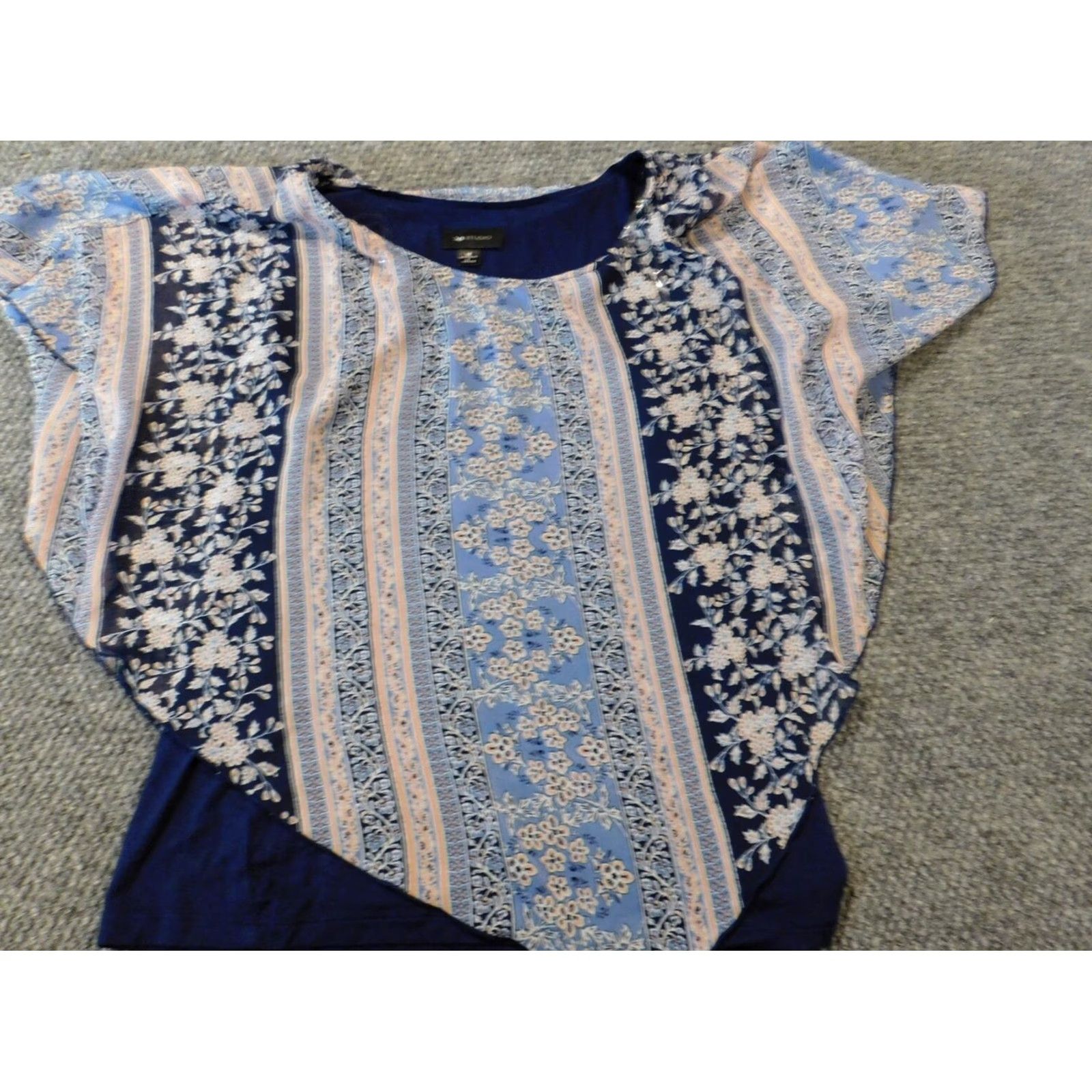 Vintage AB Studio Women Blouse M Blue Floral Short Sleeve Dolman Pullover Button Collared Polyester Stretch Regular Vneck? Size M / US 6-8 / IT 42-44 - 3 Thumbnail