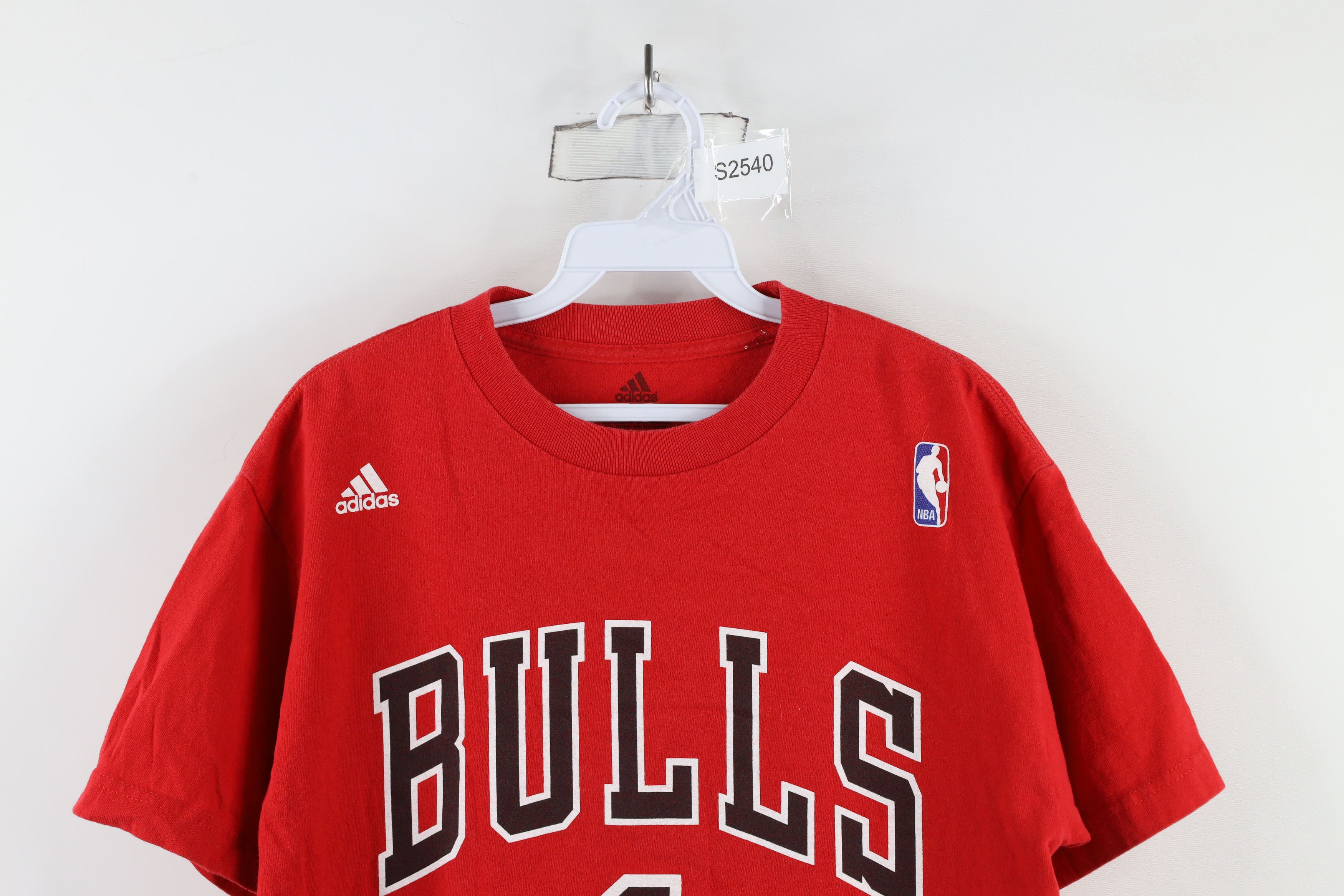 Adidas × Vintage Vintage Adidas Rose Chicago Bulls Basketball Jersey T-Shirt Size US M / EU 48-50 / 2 - 2 Thumbnail