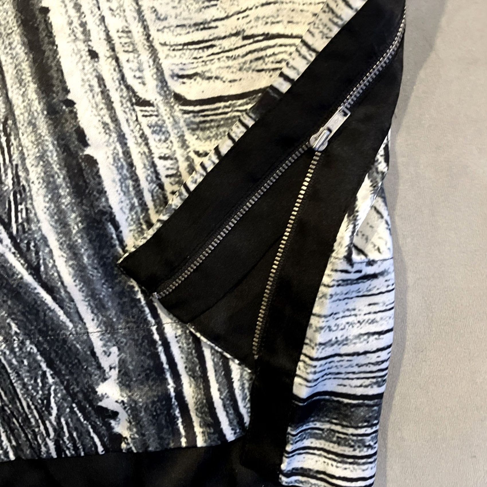 Helmut Lang VINTAGE HELMUT LANG Blouse Women's Medium 100% Silk Sleeveless Zipper Sides Gray Satin Crew Neck Modern Basic Seasonal Women’s Size M / US 6-8 / IT 42-44 - 3 Thumbnail