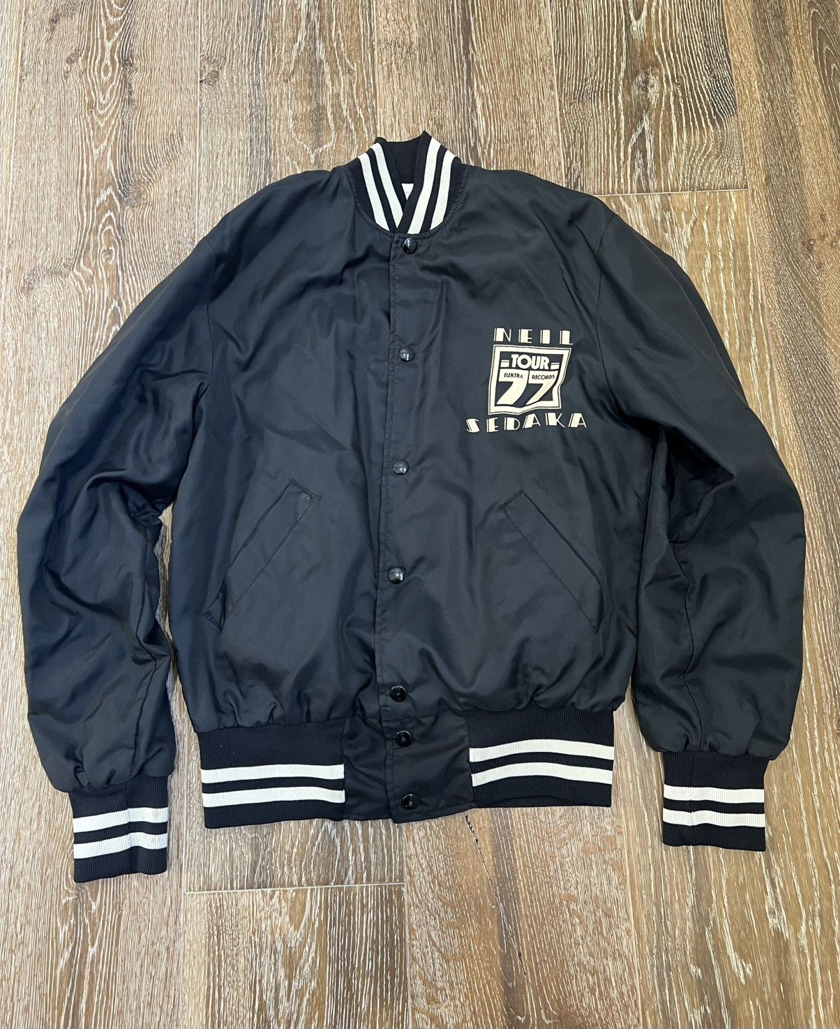 Vintage Vintage Neil Sedaka 77 Elektra Records Tour Bomber jacket Size US S / EU 44-46 / 1 - 1 Thumbnail
