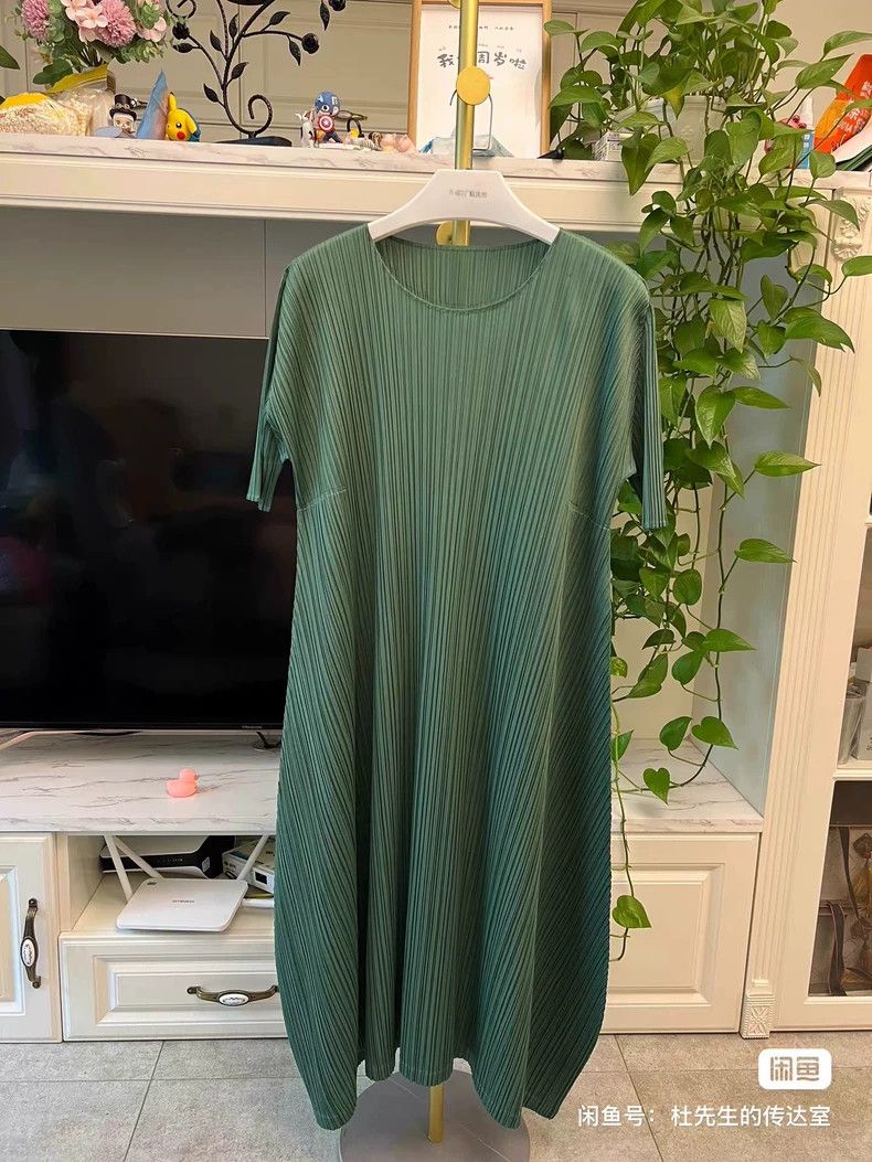 Issey Miyake Issey Miyake size:3 Dark green pleated dress Size XS / US 0-2 / IT 36-38 - 1 Thumbnail