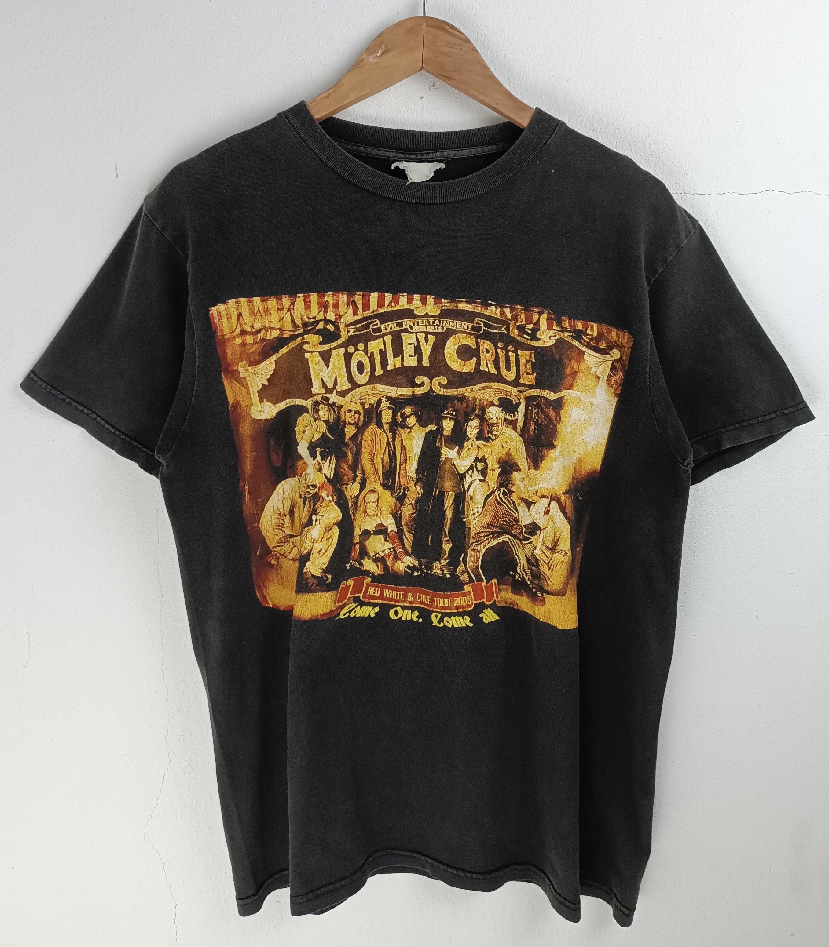 Band Tees VINTAGE 2005 MOTLEY CRUE RED, WHITE & CRUE ratt kiss poison Size US M / EU 48-50 / 2 - 3 Thumbnail
