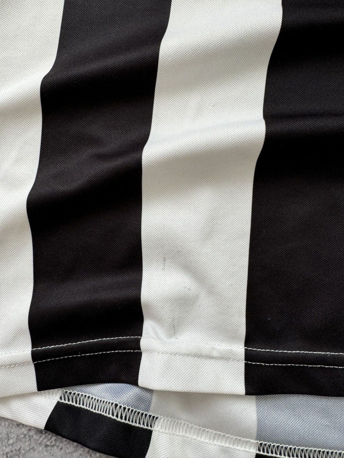 Vintage Vintage Lotto Juventus 2000/2001 Home Jersey T-Shirt Size US L / EU 52-54 / 3 - 4 Thumbnail