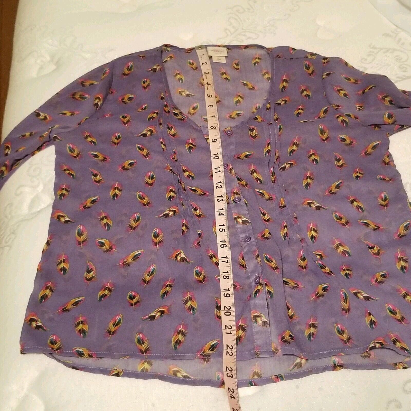 Mossimo Mossimo Top Size Medium Purple Feathers V Neck Button Down Size M / US 6-8 / IT 42-44 - 6 Thumbnail