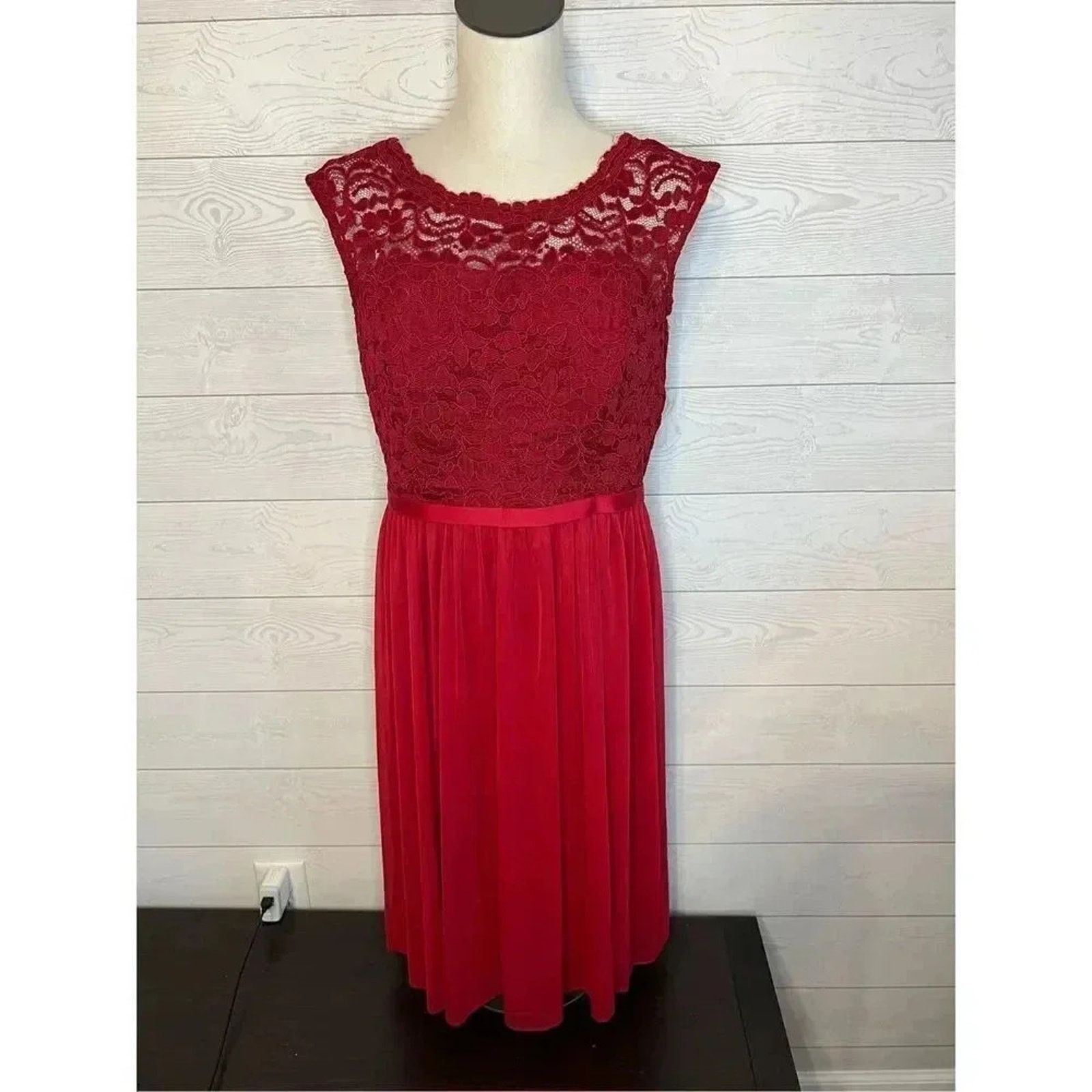 Other David’s Bridal apple red layered lace dress Size 10 Size L / US 10 / IT 46 - 2 Thumbnail