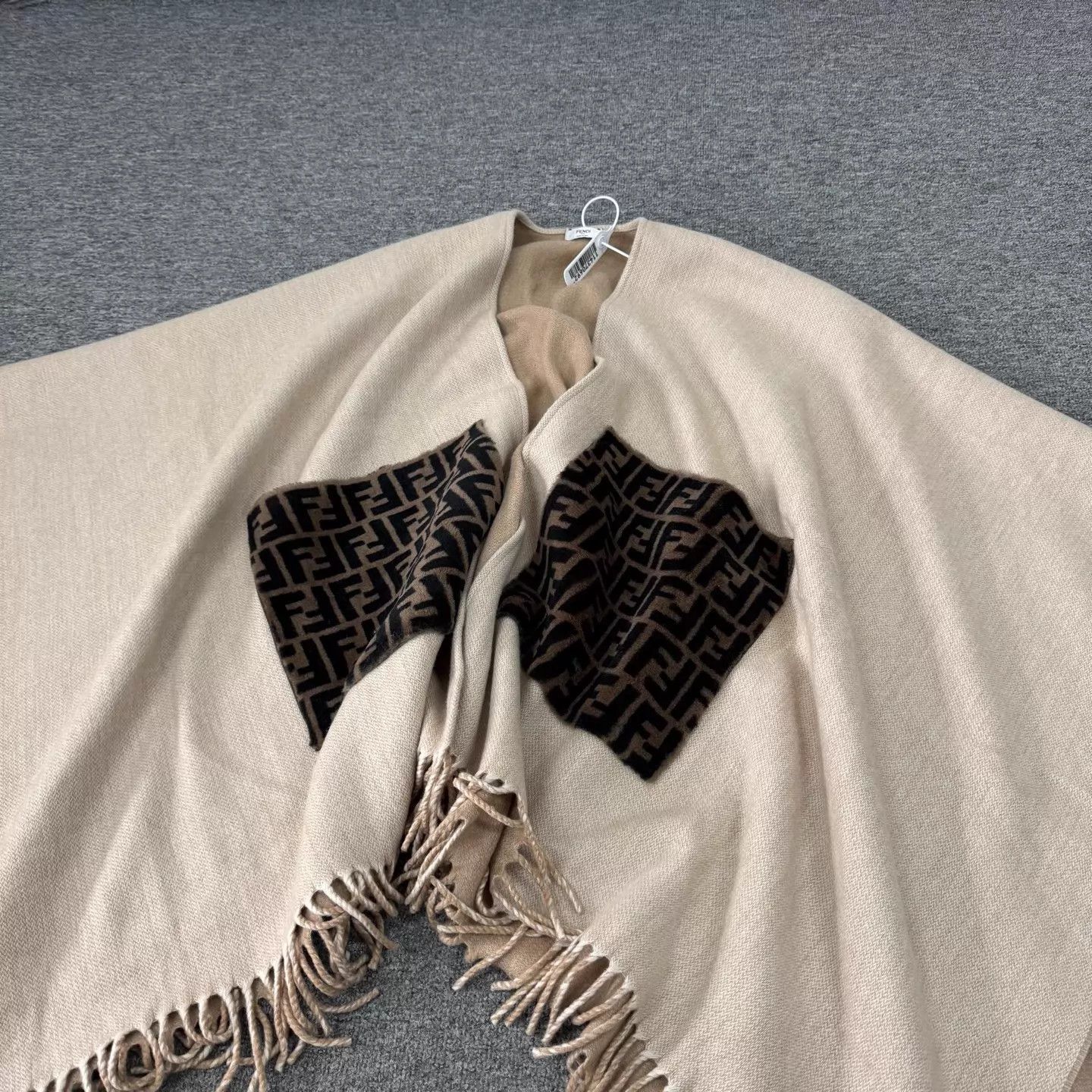 Fendi Fendi FF Pocket Tassel Cape Wool-Cashmere Size ONE SIZE - 3 Thumbnail