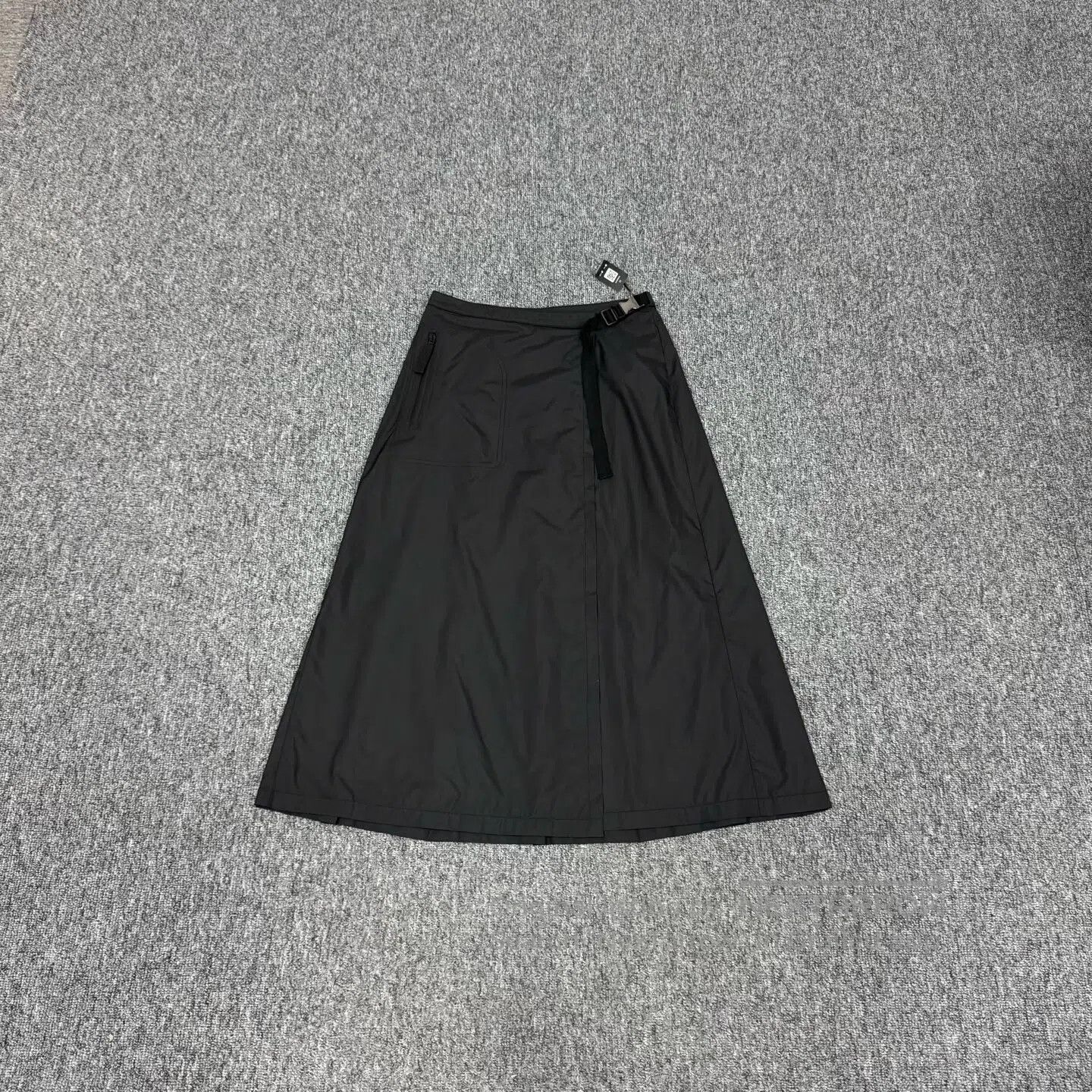 Dior Dior size 36 Waist-tightening buckle; pleated skirt| Size 28" / US 6 / IT 42 - 1 Thumbnail