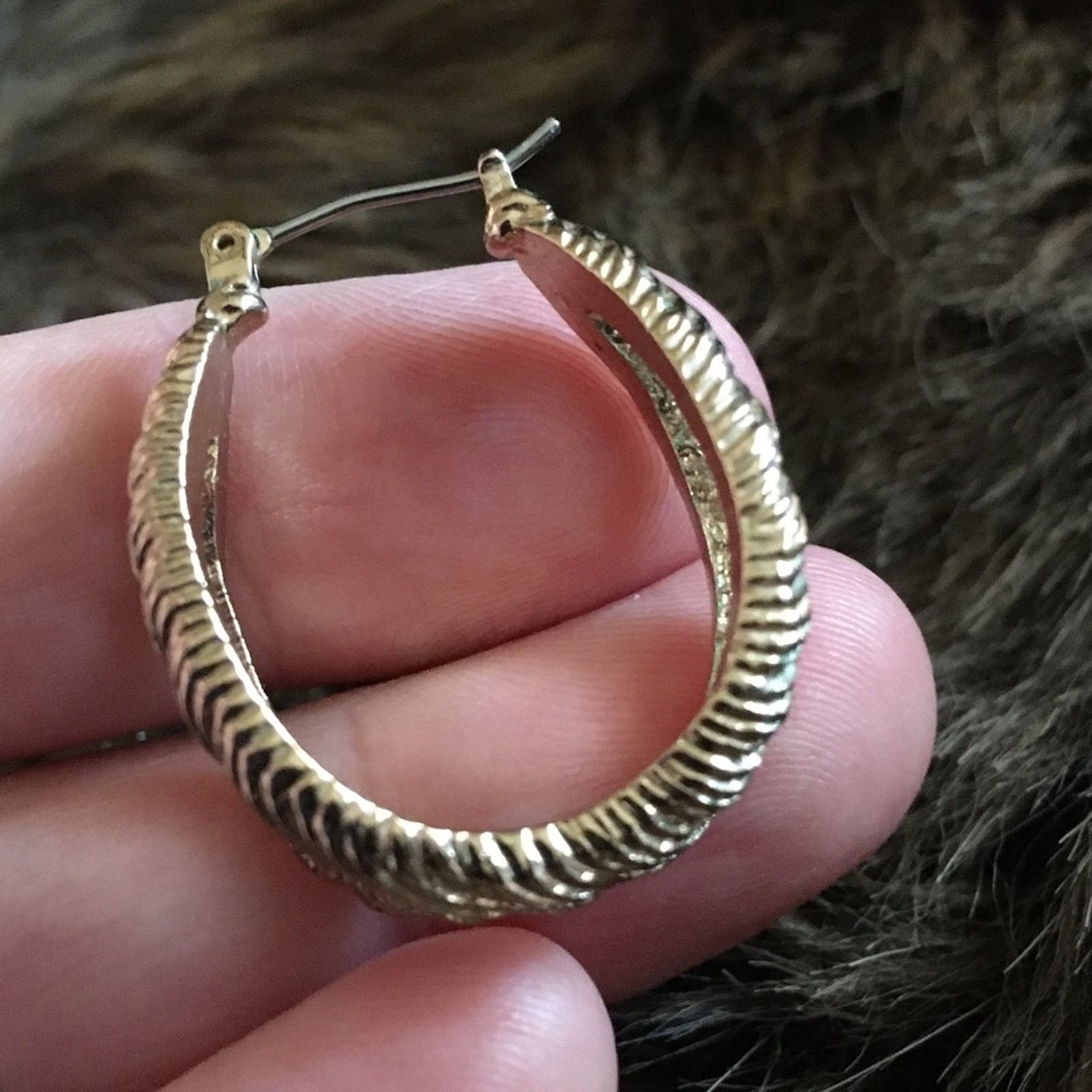 Vintage Vintage textured gold tone hoop latch earrings Size ONE SIZE - 4 Thumbnail
